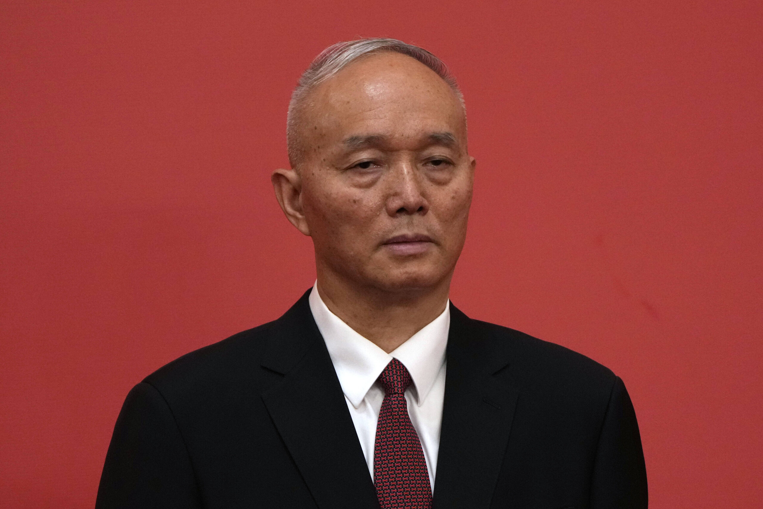 Né dans le Xian de Youxi, province du Fujian, le 5 décembre 1955, il rejoint le PCC en 1975. Cai Qi assume son premier rôle majeur dans un gouvernement local en tant que secrétaire adjoint du Parti et plus tard maire de Sanming en septembre 1996. En mars 2014, Cai aurait été transféré à Pékin pour travailler en tant que chef adjoint du bureau général de la Commission de sécurité nationale, un organe dirigé par le secrétaire général Xi Jinping. En 2022, en tant qu’allié proche de Xi Jinping, il devient Premier secrétaire du Secrétariat général du Parti communiste chinois et membre du Comité permanent du bureau politique au sein du 20e Politburo. Chef de cabinet de Xi et membre de la CCAEF, il participe au colloque préparatoire d’avril en vue de la préparation du plan quinquennal. 