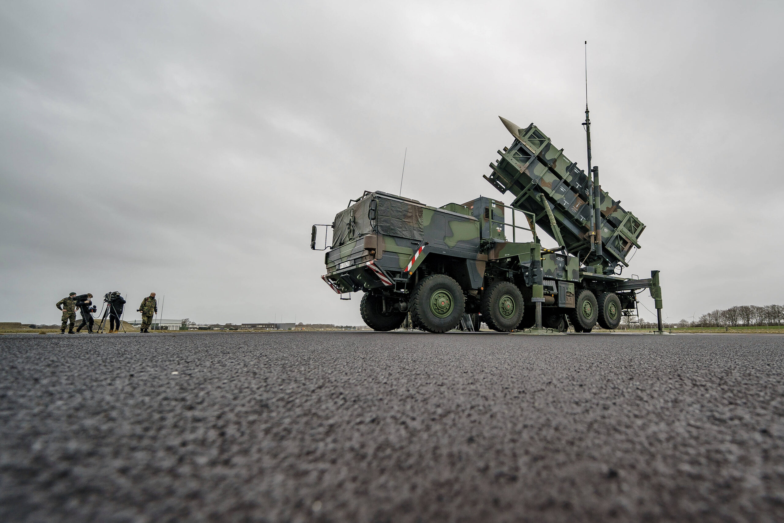 Des systèmes de missiles antiaériens « Patriot » prêts au combat de l'escadron de missiles antiaériens 1 de la Bundeswehr, l'armée allemande, sont alignés sur le tarmac d'un aéroport militaire lors d'une présentation médiatique à Schwesing, en Allemagne, le jeudi 17 mars 2022. © Axel Heimken/dpa via AP
