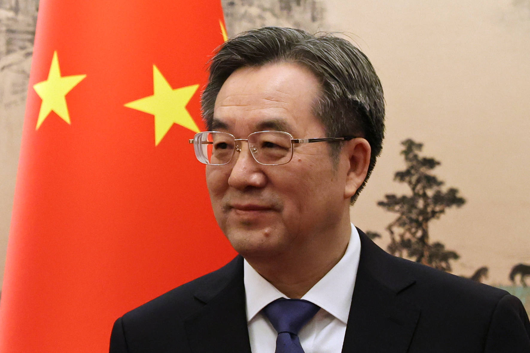 Ding Xuexiang est né en 1962 à Nantong, dans la province de Jiangsu, il s’inscrit au Parti Communist en 1984 et est devenu cette année-là secrétaire de la Ligue de la jeunesse communiste au SRIM. Par la suite, Ding est devenu directeur du bureau du secrétaire général du PCC en mai 2013, il était chargé d'aider le secrétaire général du PCC Xi Jinping. Il devient directeur adjoint du Bureau général en 2016, puis rejoint le Politburo en 2017. En octobre 2022, Ding est élevé au Comité permanent du Politburo du PCC, et succède au poste de Vice-Premier Ministre l’année suivante. Bien que membre de la Commission centrale aux affaires économiques et financières, il n’était pas présent aux réunions d’informations sur le plan quinquennal et pourrait être écarté des décisions. 