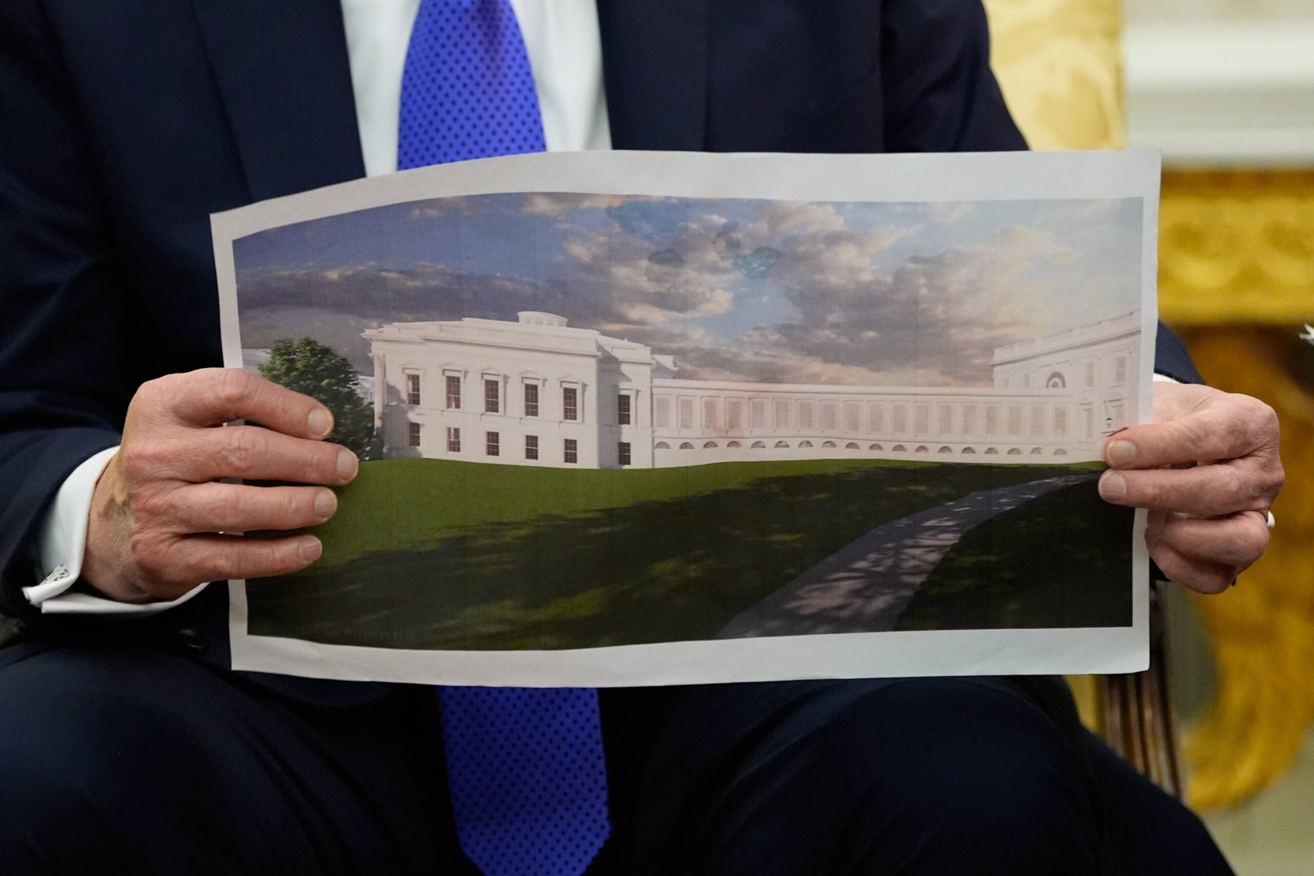 Donald Trump tenant une vue d’artiste de la nouvelle salle de bal de la Maison Blanche lors d'une rencontre avec le secrétaire général de l'OTAN, Mark Rutte, dans le bureau ovale de la Maison Blanche, le mercredi 22 octobre 2025, à Washington. © Alex Brandon