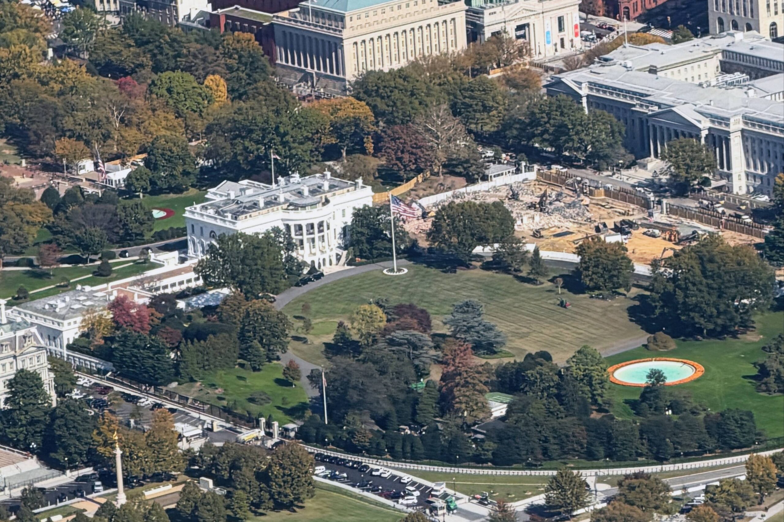 Photographie montrant l’aile Est de la Maison-Blanche totalement rasée en vue de la construction de la nouvelle salle de bal voulue par Donald Trump. © Andrew Leyden