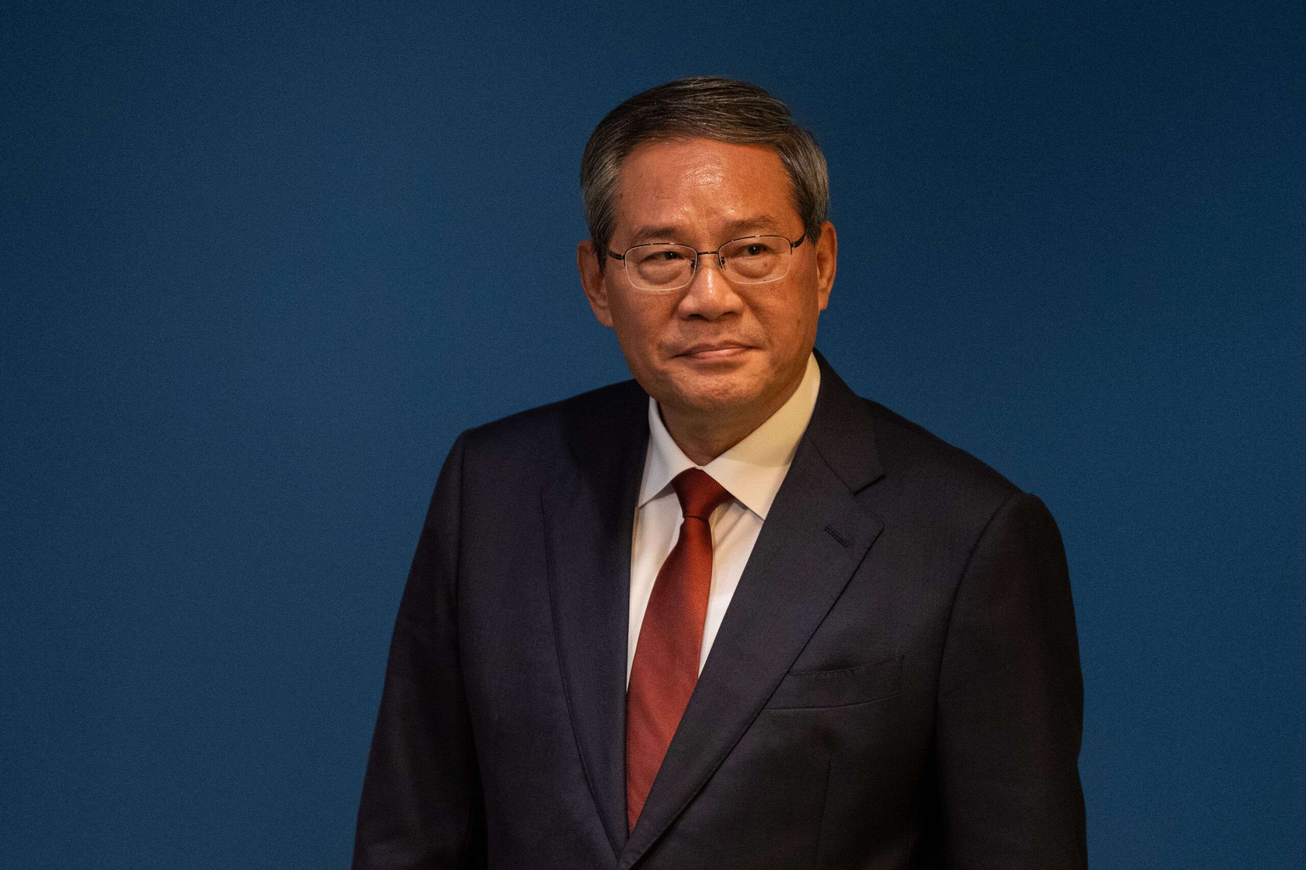 Li Qiang est né à Rui'an, dans le Zhejiang, en juillet 1959. Il rejoint le PCC en 1983, où il fait peu à peu son ascension au sein du département provincial des affaires civiles. En 2004, Li devient secrétaire général du comité du parti de la province du Zhejiang, alors sous la direction de Xi Jinping.Le 29 octobre 2017, à la suite du 19e Congrès du Parti, Li est nommé secrétaire du Parti à Shanghai. Il a également été nommé membre du Politburo du PCC la même année, avant de rejoindre son Comité permanent en 2022. Cette position lui ouvre la voie pour devenir Premier ministre en 2023. Premier ministre fidèle à Xi et directeur adjoint de la CCAEF, il faisait partie du colloque préparatoire d’avril pour la préparation du nouveau plan quinquennal.