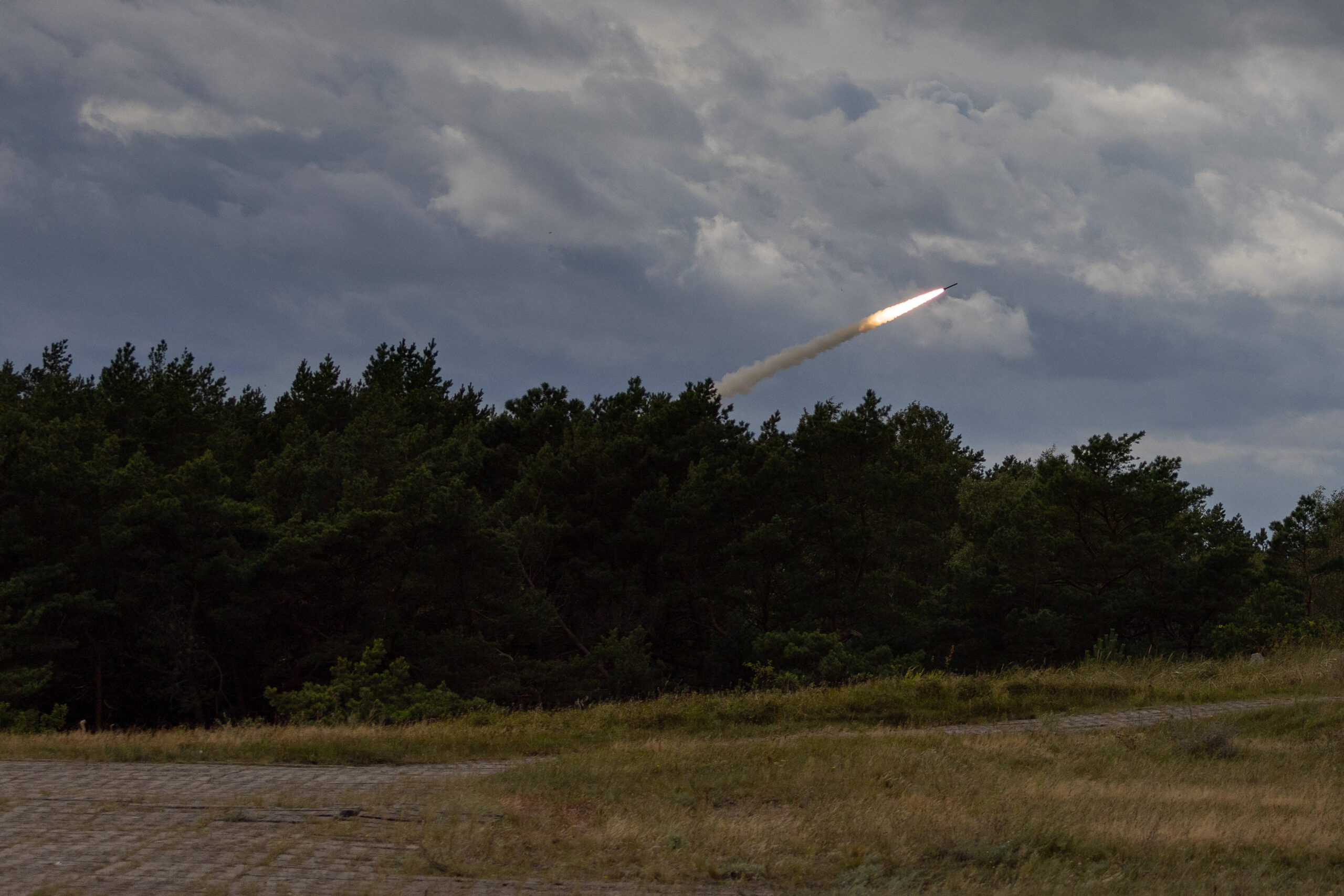 Un missile de type HIMARS, après avoir été lancée, vole vers sa cible désignée lors des exercices « Iron Defender-25 » à Ustka en Pologne le 16 septembre 2025. Ces exercices ont pour but d'évaluer la coordination entre les unités et l'efficacité des systèmes de défense des forces armées polonaises. © Marek Ladzinski