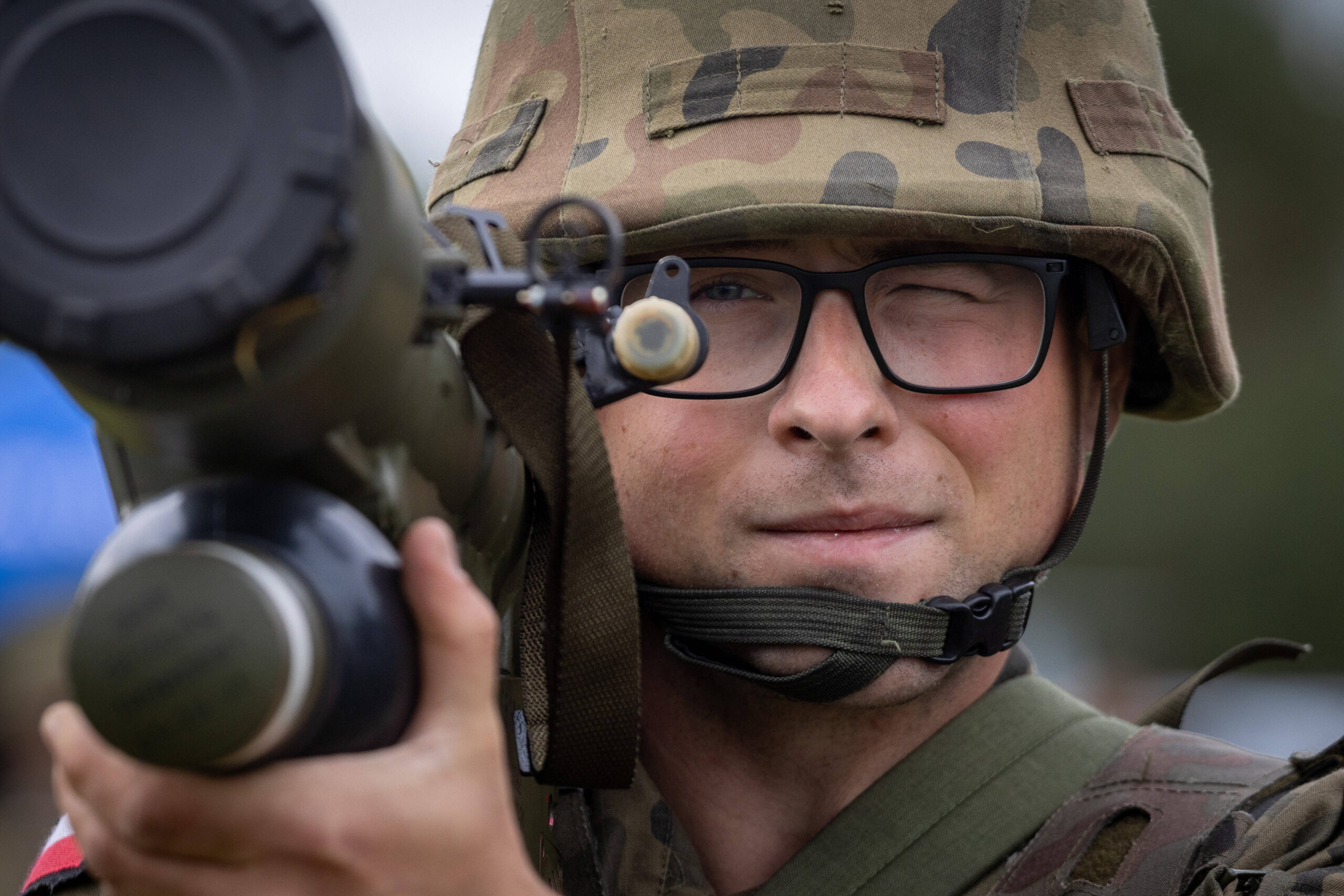 Un soldat du 37e bataillon de missiles de défense aérienne vise une cible désignée, tenant un système de missiles Grom lors des exercices de démonstration « Iron Defender-25 » à Ustka en Pologne le 16 septembre 2025. © Marek Ladzinski