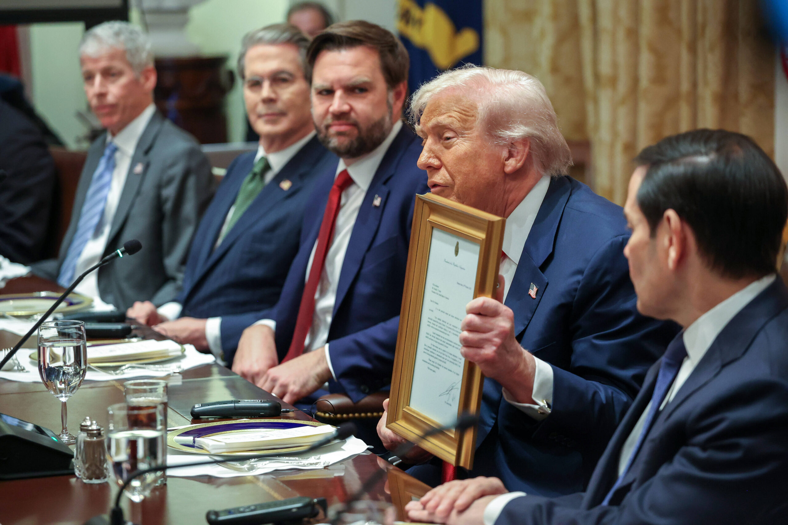 Donald Trump et les principaux membres de son équipe à la Maison-Blanche reçoivent le président argentin. © Alex Wroblewski 