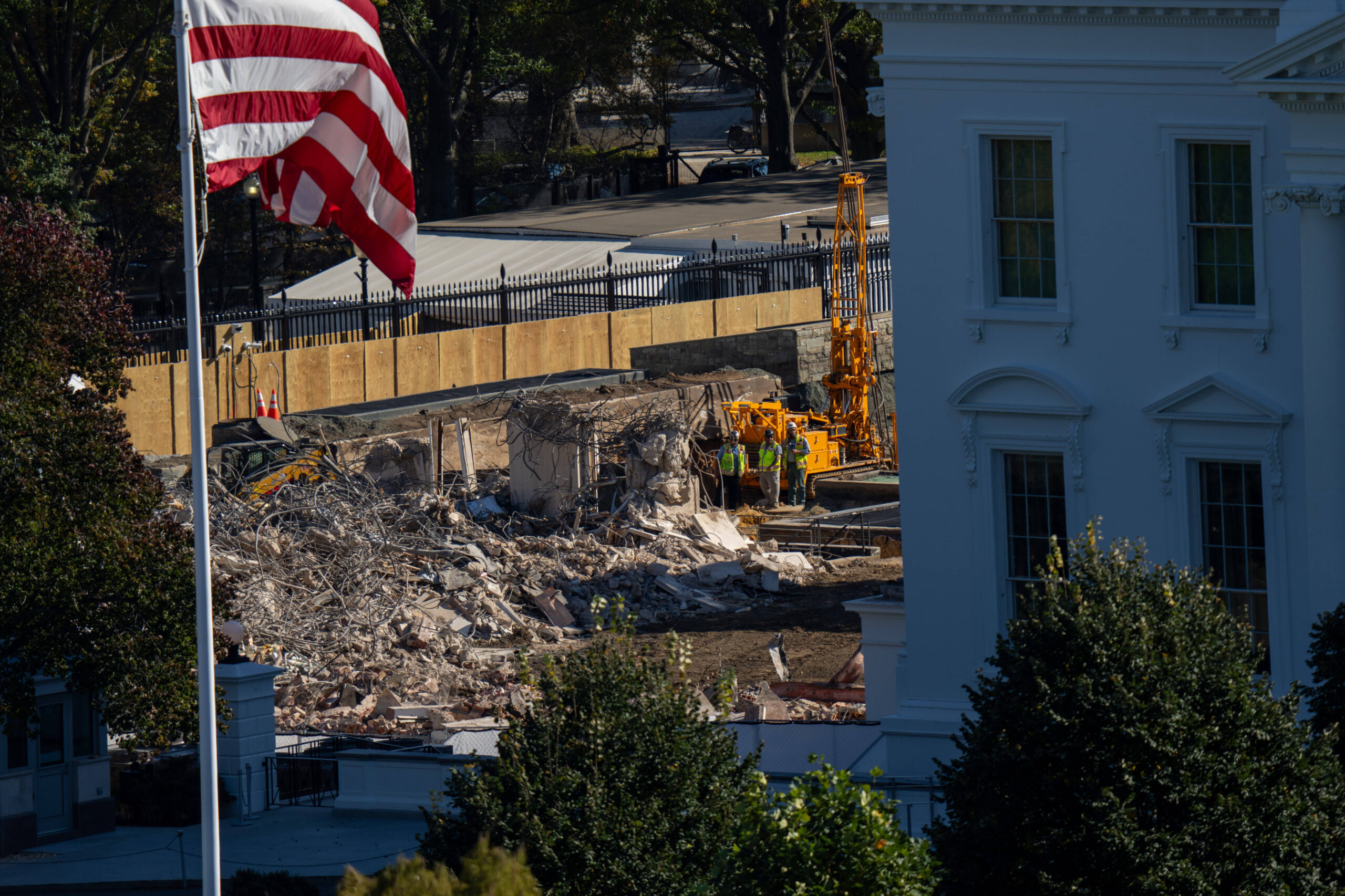 Le 23 octobre 2025, l'aile est de la Maison Blanche est entièrement démolie dans le cadre du projet du président américain de construire une salle de bal qui devrait coûter — en plein shutdown — au moins 50 millions de dollars. © Andrew Leyden