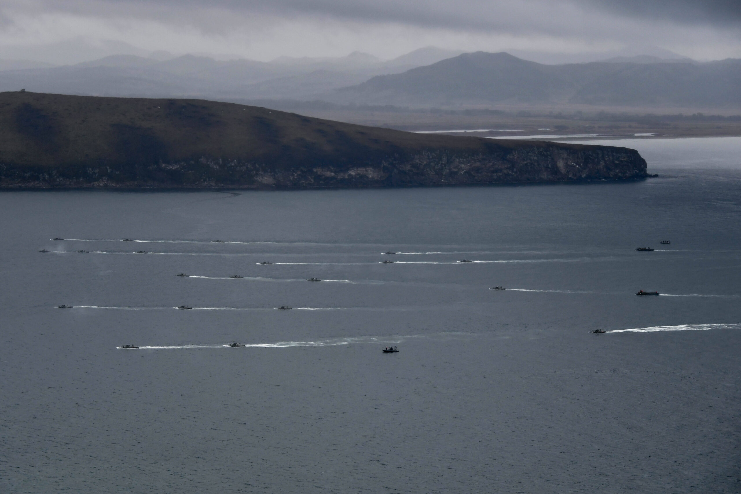«Alors que nous avons souvent l’image d’un combat naval moderne — bref et violent — où l’avantage décisif va à l’attaquant, à celui qui le premier peut se placer en position d’ouvrir le feu, nous oublions le rôle clef des opérations sous la mer.»