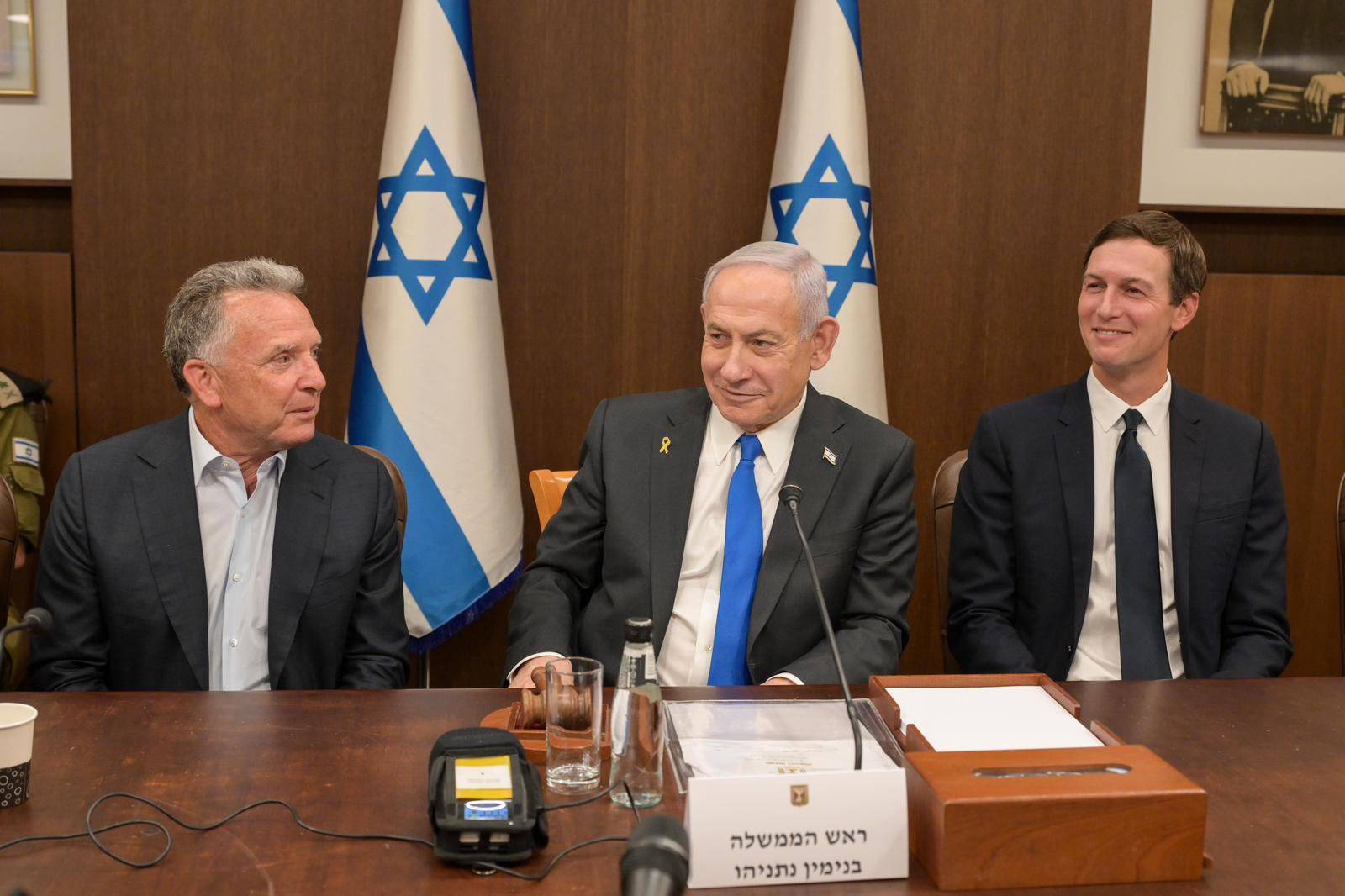 Le Premier ministre Benjamin Netanyahu lors d'un conseil des ministres avec Steve Witkoff (à gauche), envoyé spécial du président Trump au Moyen-Orient, et Jared Kushner (à droite), gendre du président, le 10 octobre 2025. © Newscom/SIPA