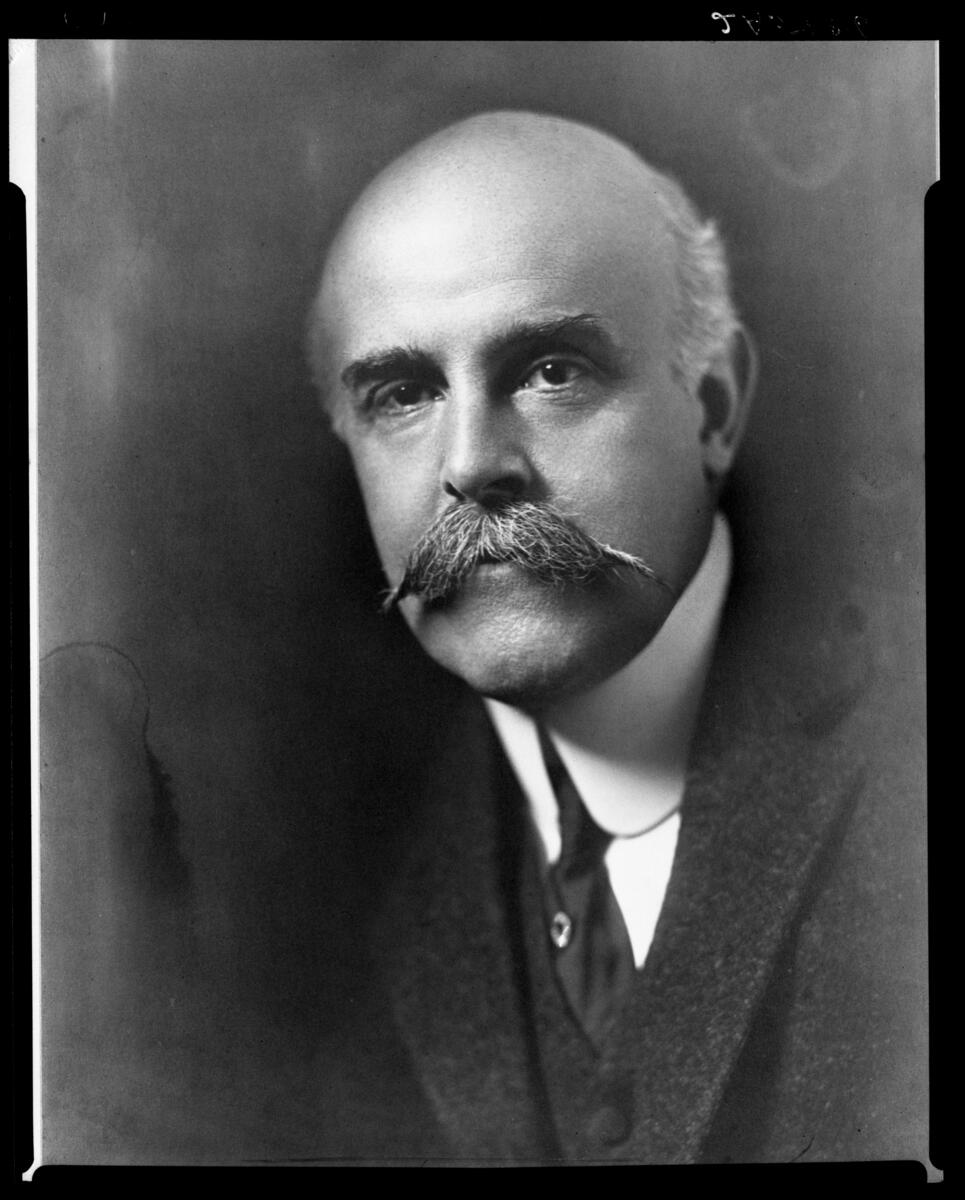 Les législateurs de 1924 et les milliardaires conspirationnistes de 1934 étaient biberonnés aux thèses racialistes de Madison Grant. En 1916, cet avocat diplômé de Yale et de Columbia, avait publié un essai à l’immense retentissement, The Passing of the Great Race: Or, The Racial Basis of European History. L’ouvrage était un appel à la purification de la race nordique par l’élimination des «enfants déficients» et la «stérilisation des adultes sans valeur pour la communauté» car «les lois de la nature requièrent l’élimination des sujets inaptes».