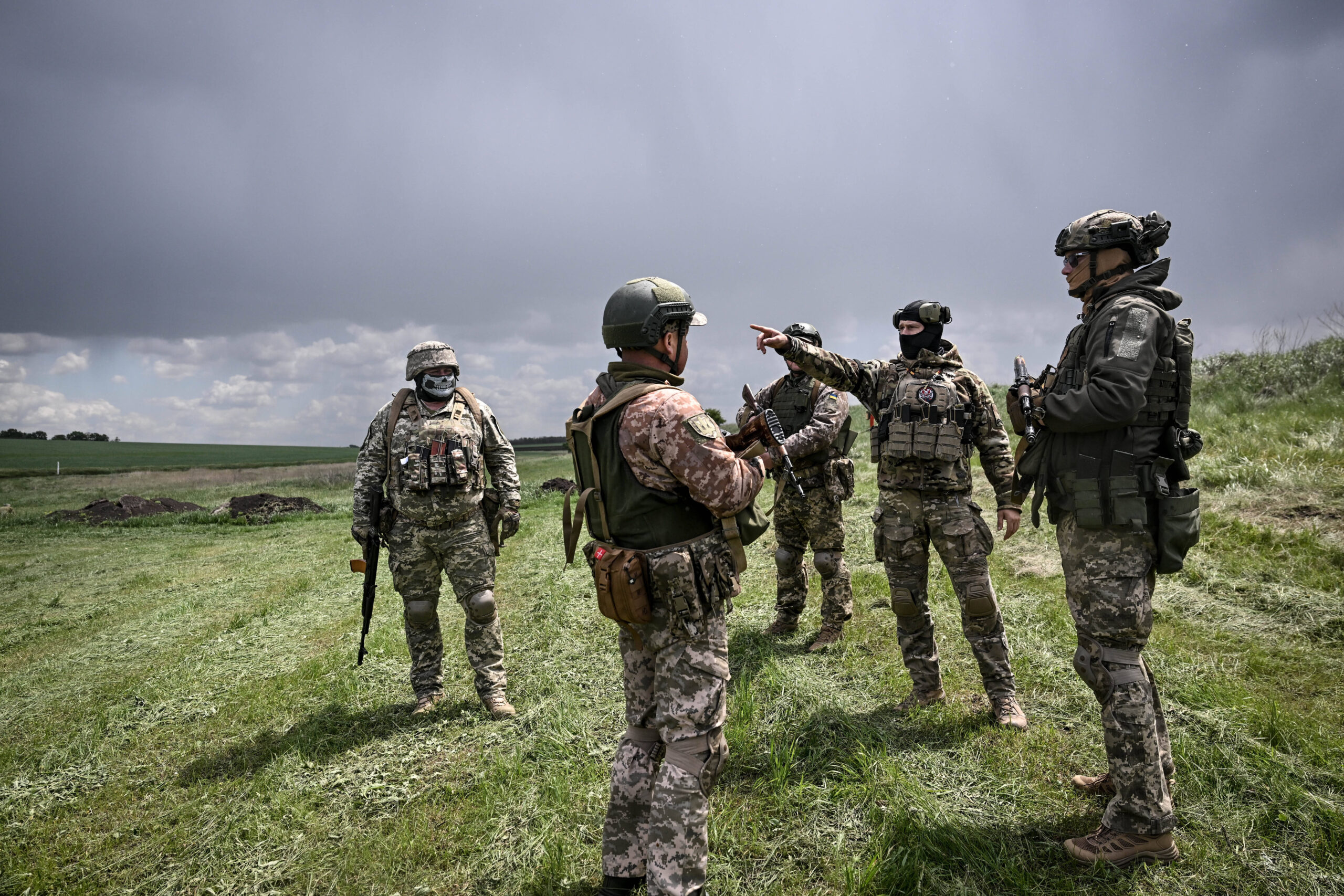 es soldats de la 141e brigade mécanisée indépendante des forces terrestres ukrainiennes participent à un exercice de coordination de combat, en Ukraine, le 14 mai 2025. © Dmytro Smolienko/Ukrinform/SIPA