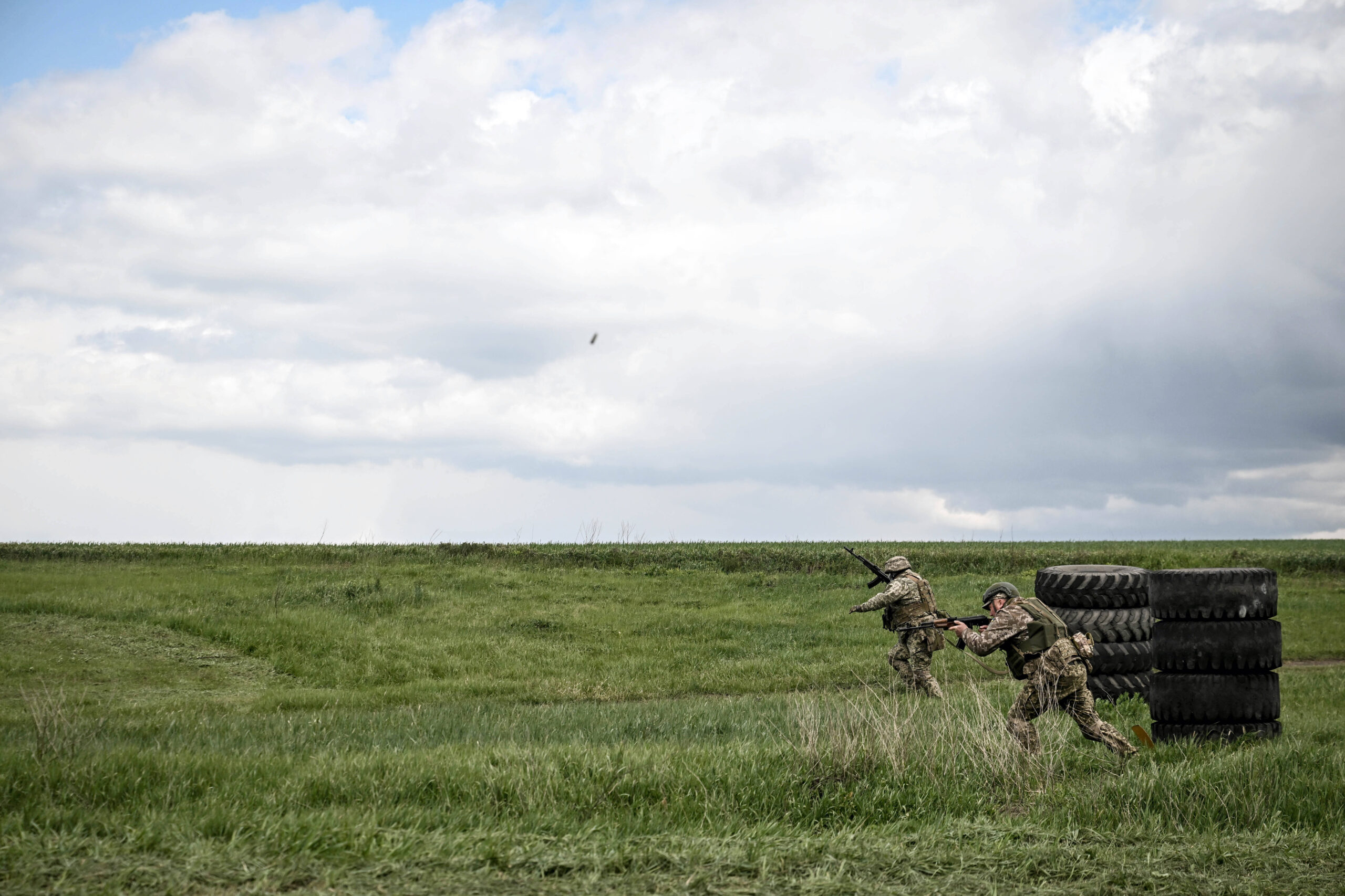 Un soldat de la 141e brigade mécanisée indépendante des forces terrestres ukrainiennes participe à un exercice de tir dans le cadre d'un exercice de coordination de combat, en Ukraine, le 14 mai 2025. © Dmytro Smolienko/Ukrinform/SIPA