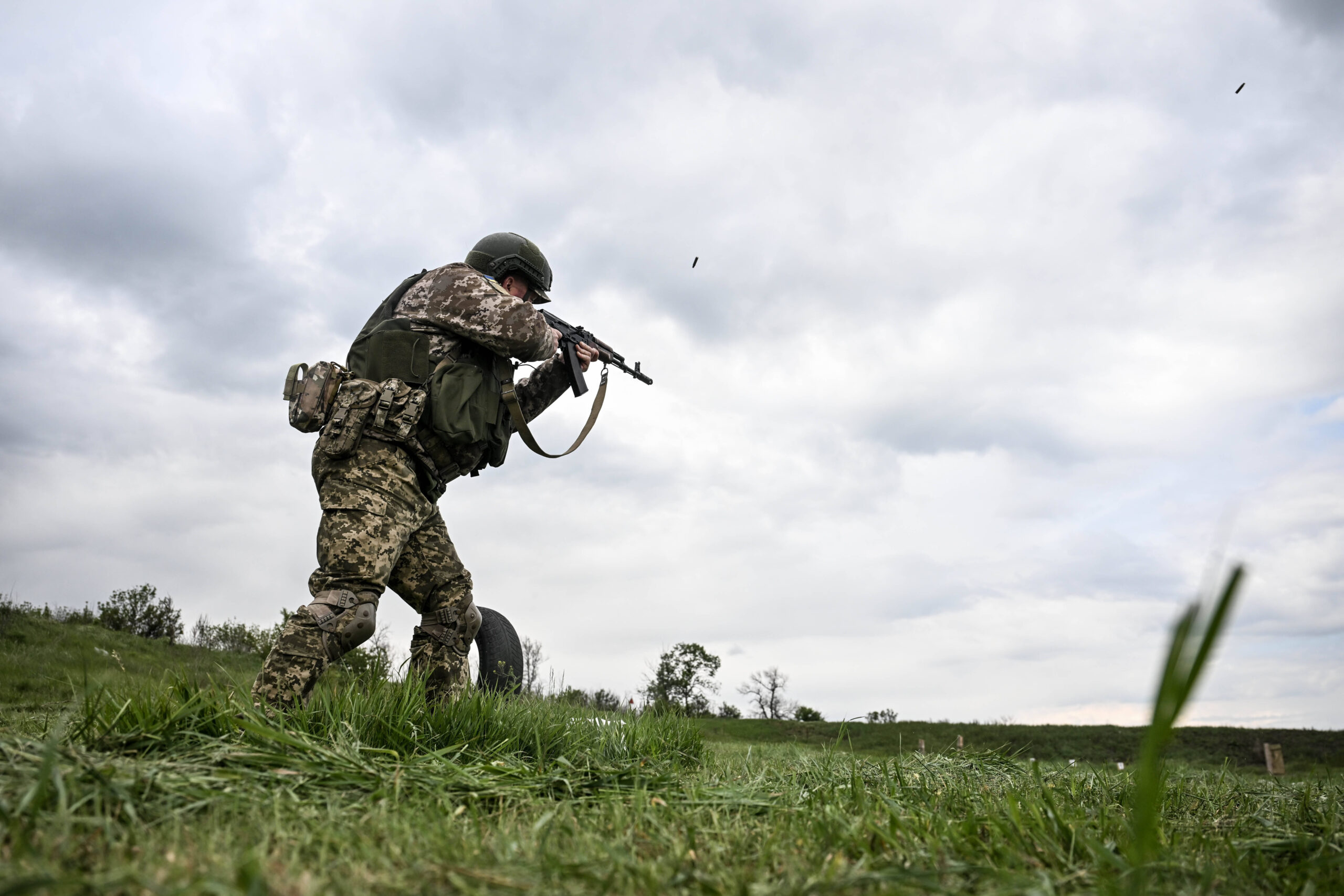 Un soldat de la 141e brigade mécanisée indépendante des forces terrestres ukrainiennes participe à un exercice de tir dans le cadre d'un exercice de coordination de combat, en Ukraine, le 14 mai 2025. © Dmytro Smolienko/Ukrinform/SIPA