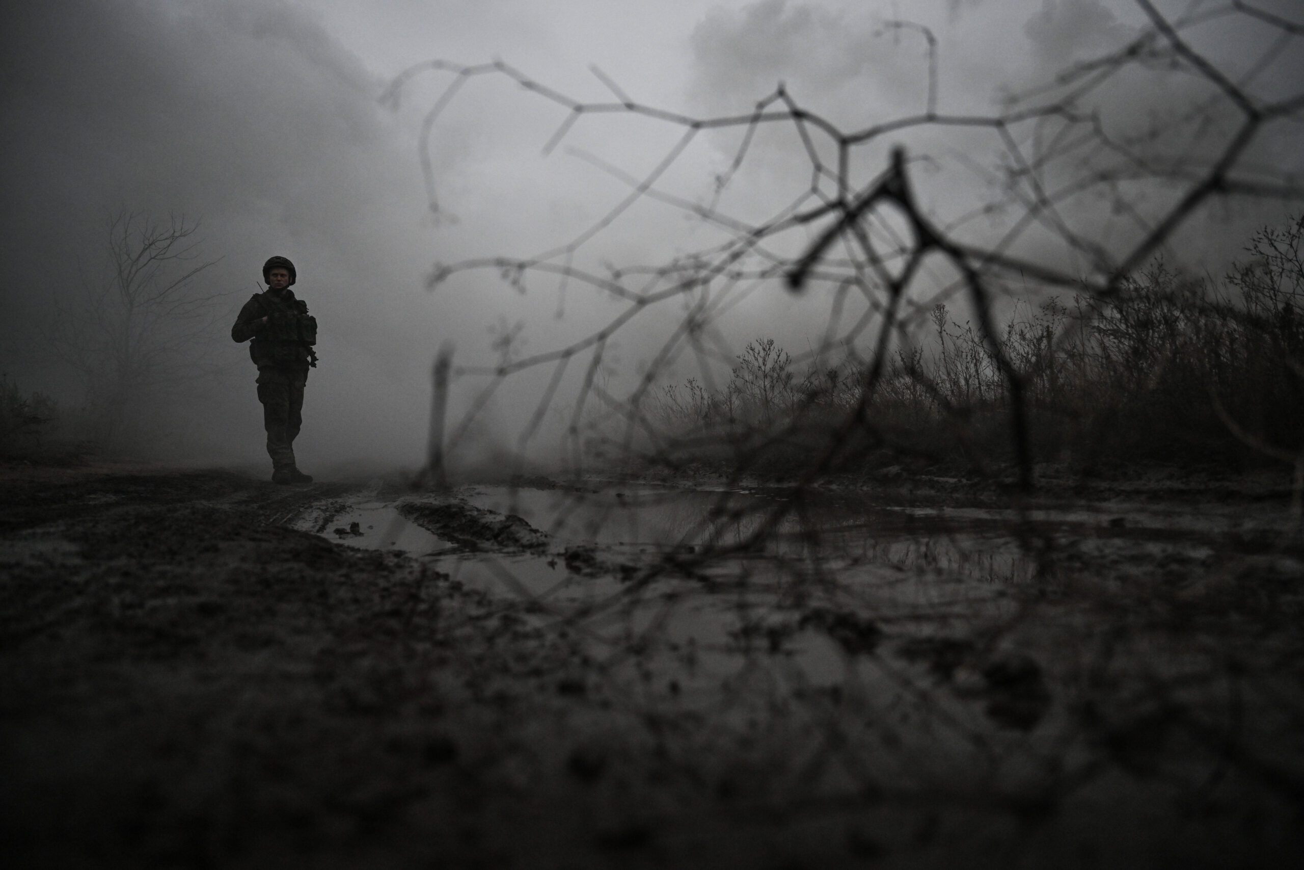 À Pokrovsk, sur la ligne de front, un militaire russe est photographié pendant une opération de brouillage des outils de reconnaissance de l'Ukraine à l'aide d'épaisses fumées. © Stanislav Krasilnikov