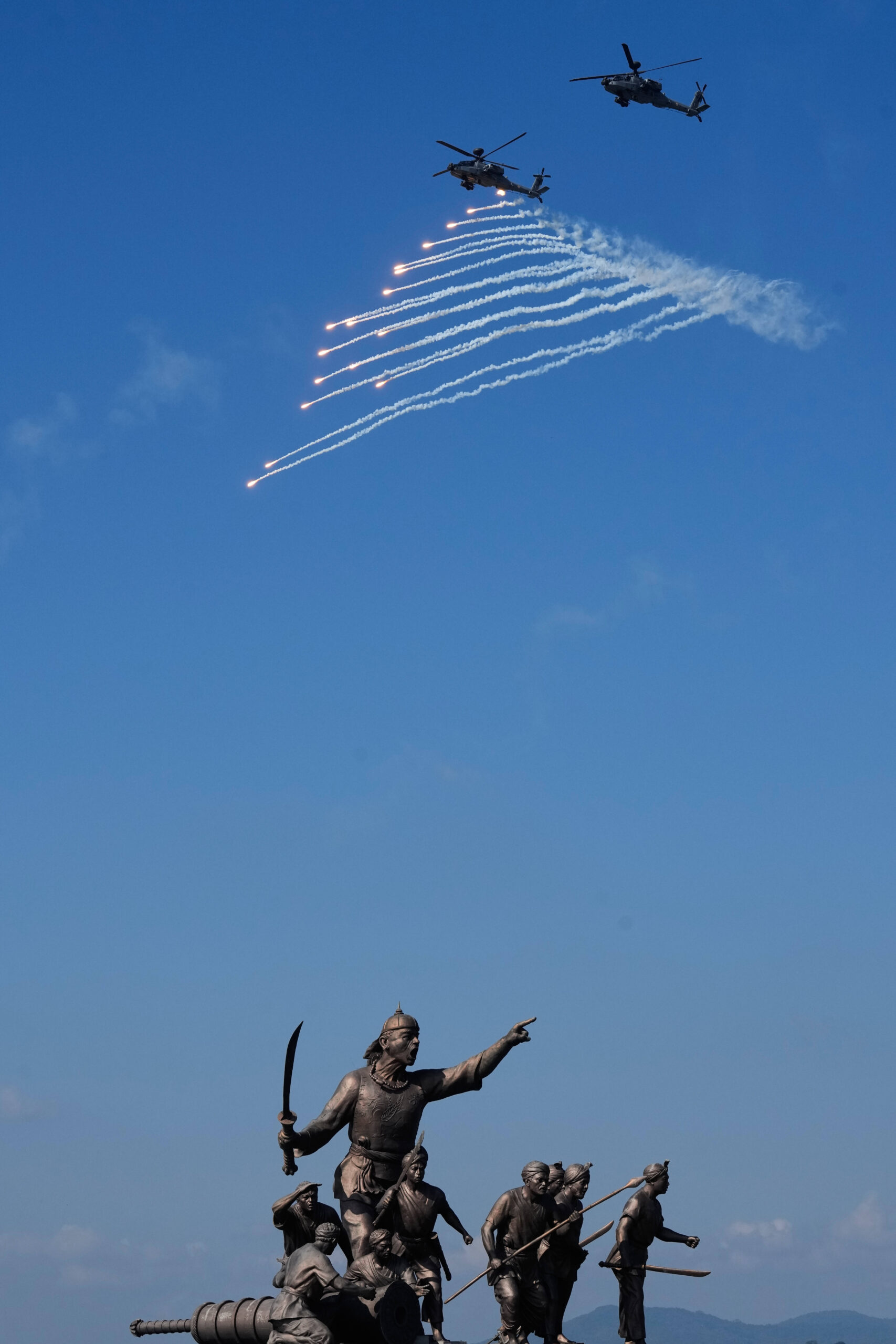 Un hélicoptère AH-64 Apache de l'armée de l'air indienne effectue une démonstration lors de la 93e célébration de la Journée de l'armée de l'air indienne à Guwahati, en Inde, le samedi 8 novembre 2025. © AP Photo/Anupam Nath