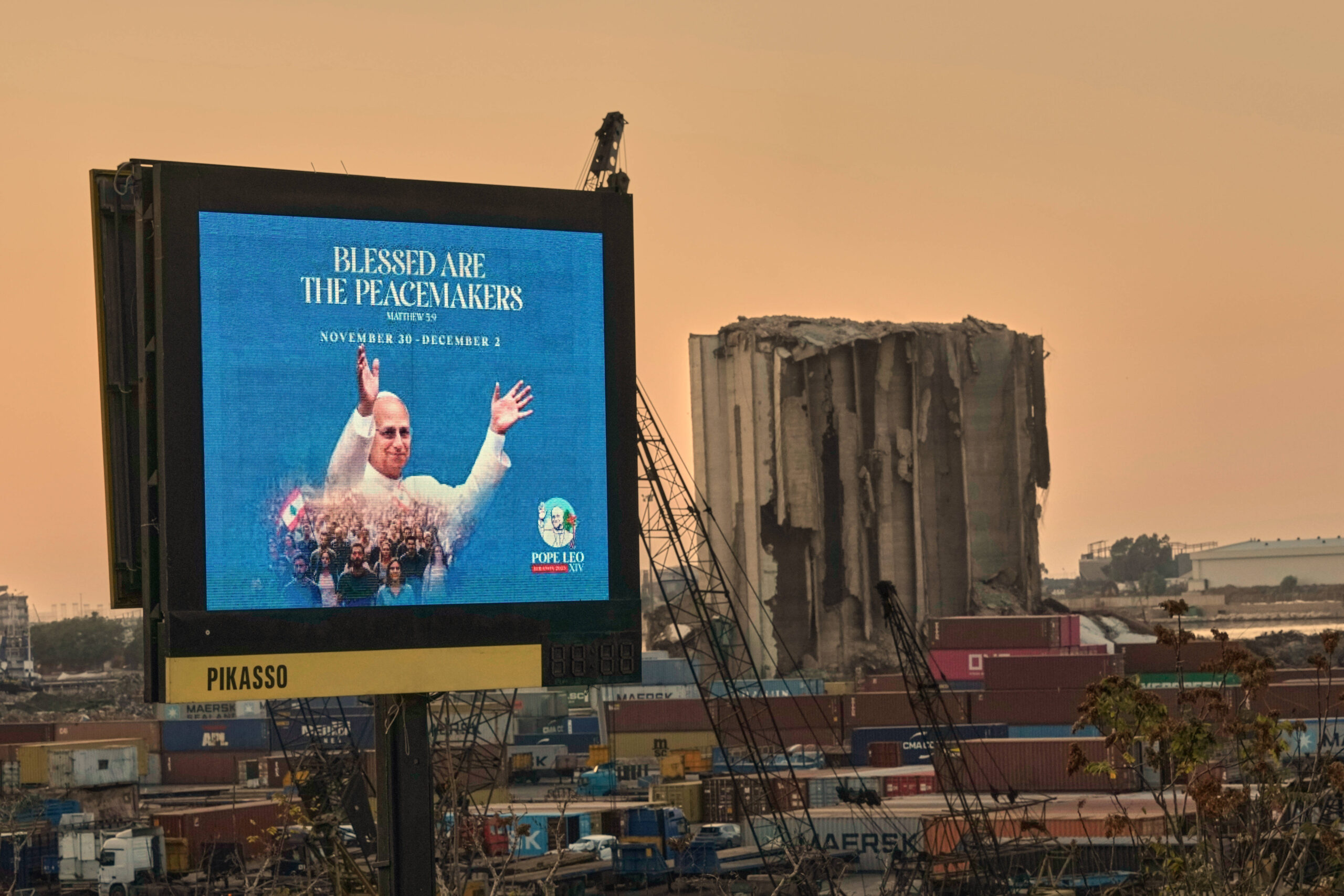Une affiche annonce la venue du pape Léon XIV, près des silos à grains du port de Beyrouth, le jeudi 20 novembre 2025. © AP Photo/Hassan Ammar