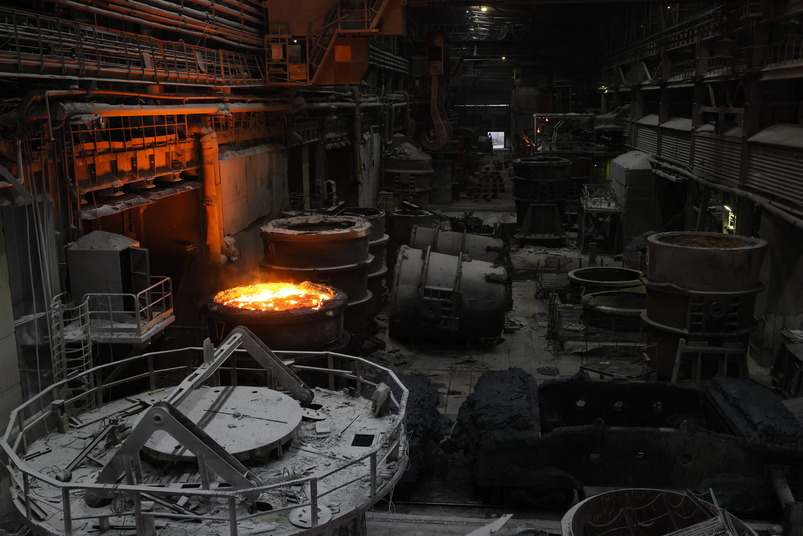 Fusion de l'acier à partir de fonte brute liquide dans un convertisseur à oxygène à l'usine sidérurgique de Magnitogorsk, le 10 juin 2025. © Donat Sorokin/ZUMA/SIPA 