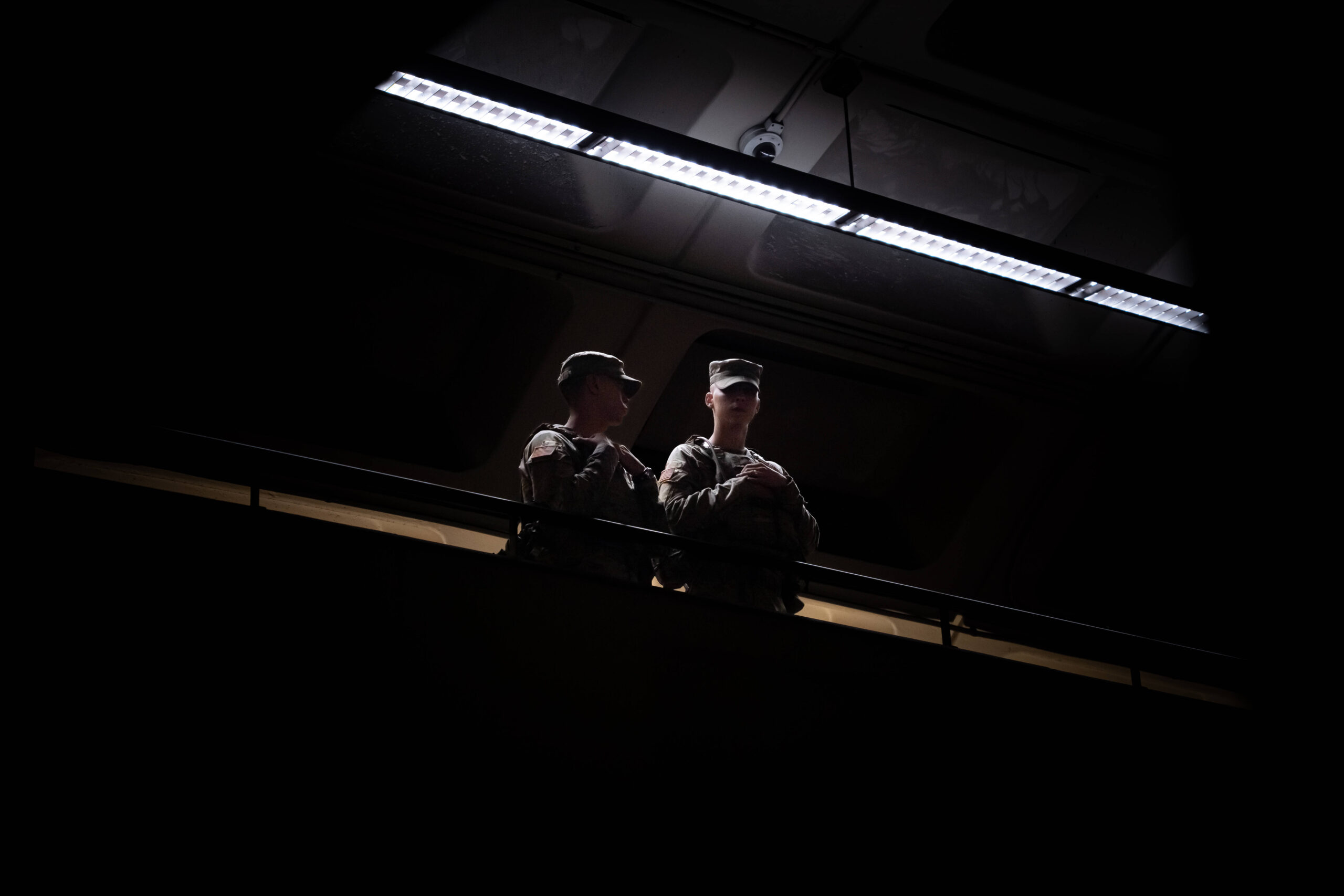 Cette présence renforcée intervient après l’autorisation donnée par le secrétaire à la Défense, Pete Hegseth, permettant aux soldats déployés dans la capitale de porter leurs armes de service dès cette semaine. © Natascha Tahabsem