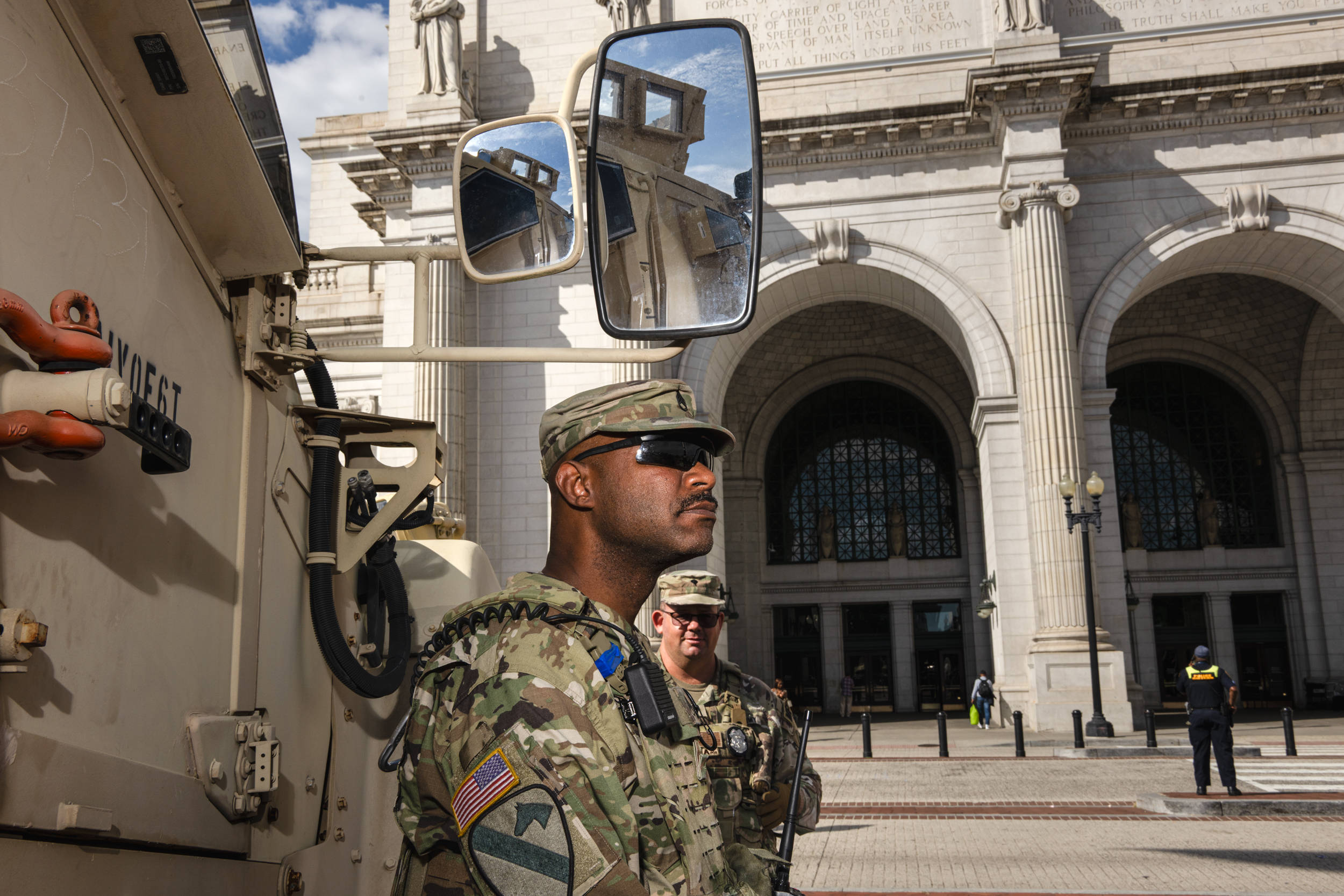 Le 31 août 2025 à Washington, des unités de la Garde nationale assurent une présence visible autour du Washington Monument. © Laura Brett