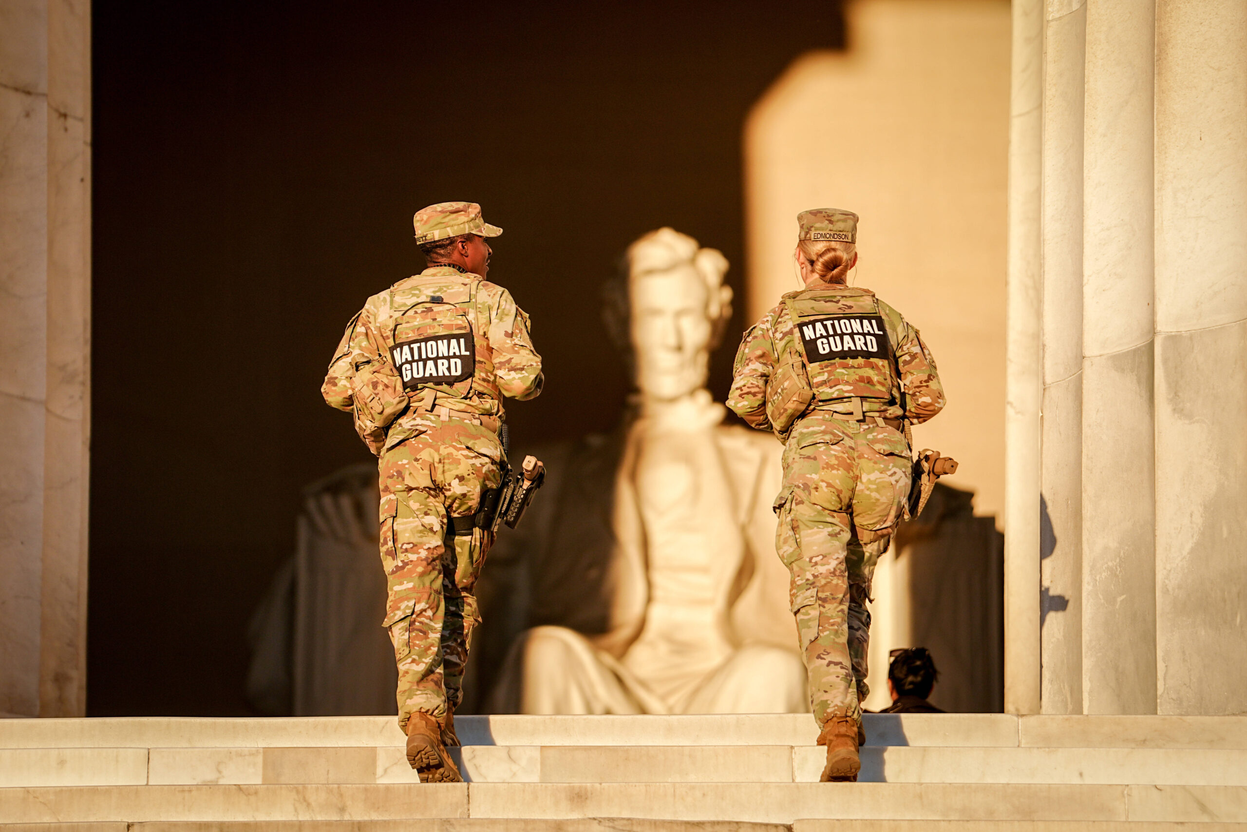 Le 16 octobre 2025 à Washington, des soldats de la Garde nationale américaine gravissent, à l’aube, les marches du Lincoln Memorial. © Kay Nietfeld