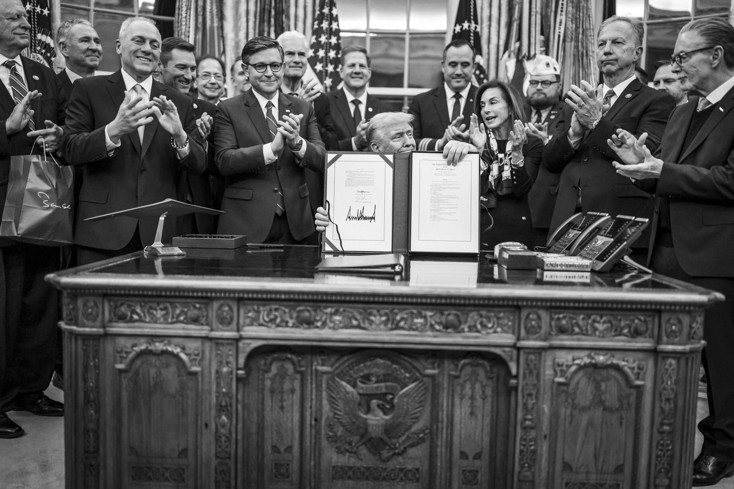 Donald Trump signant la loi mettant fin au plus long «shutdown» de l'histoire récente des États-Unis. © Maison-Blanche