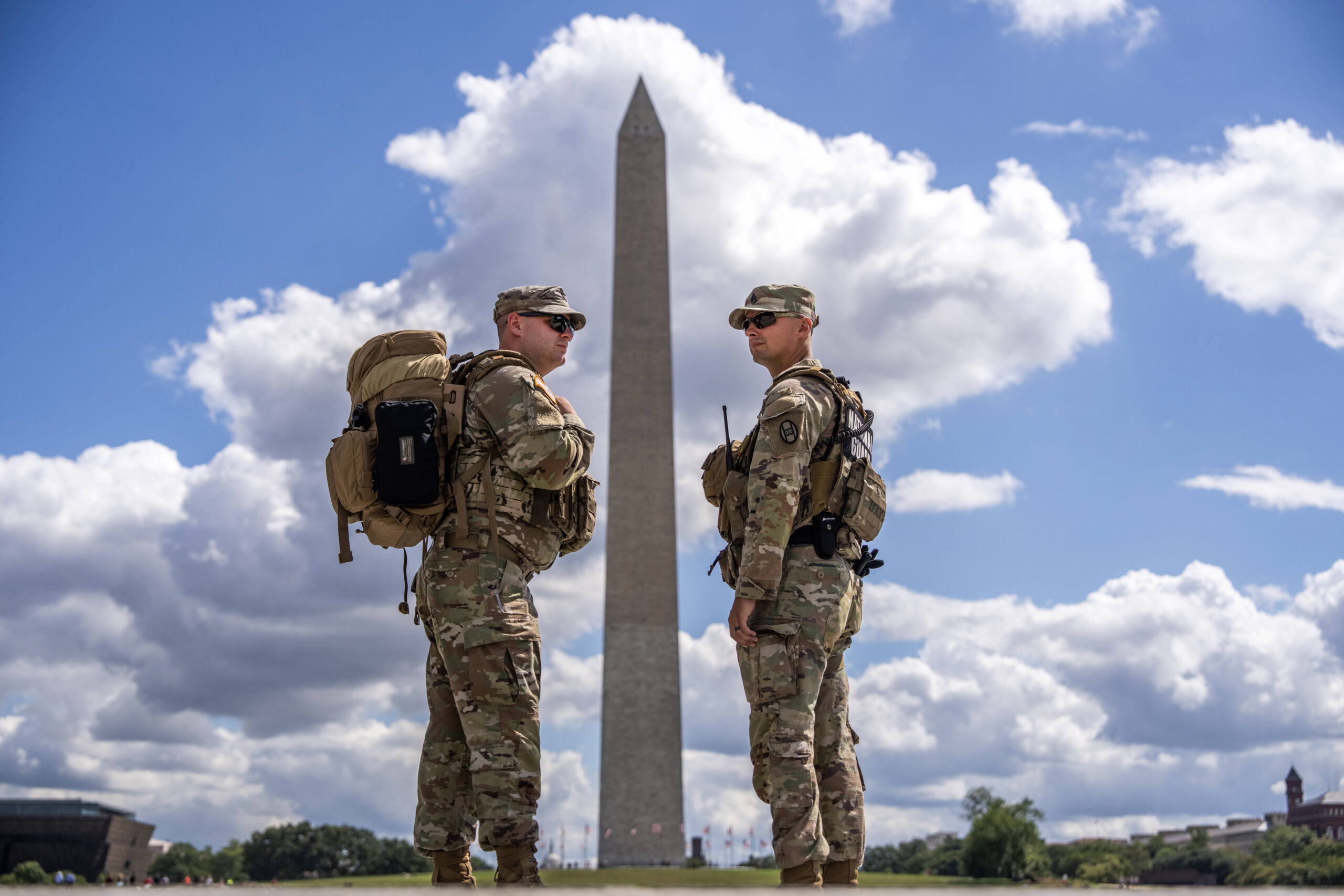 Le 2 septembre 2025 aux États-Unis, des membres de la Garde nationale patrouillent autour du National World War II Memorial lors de la cérémonie marquant le 80ᵉ anniversaire du V-J Day. © Tom Williams/CQ Roll Call
