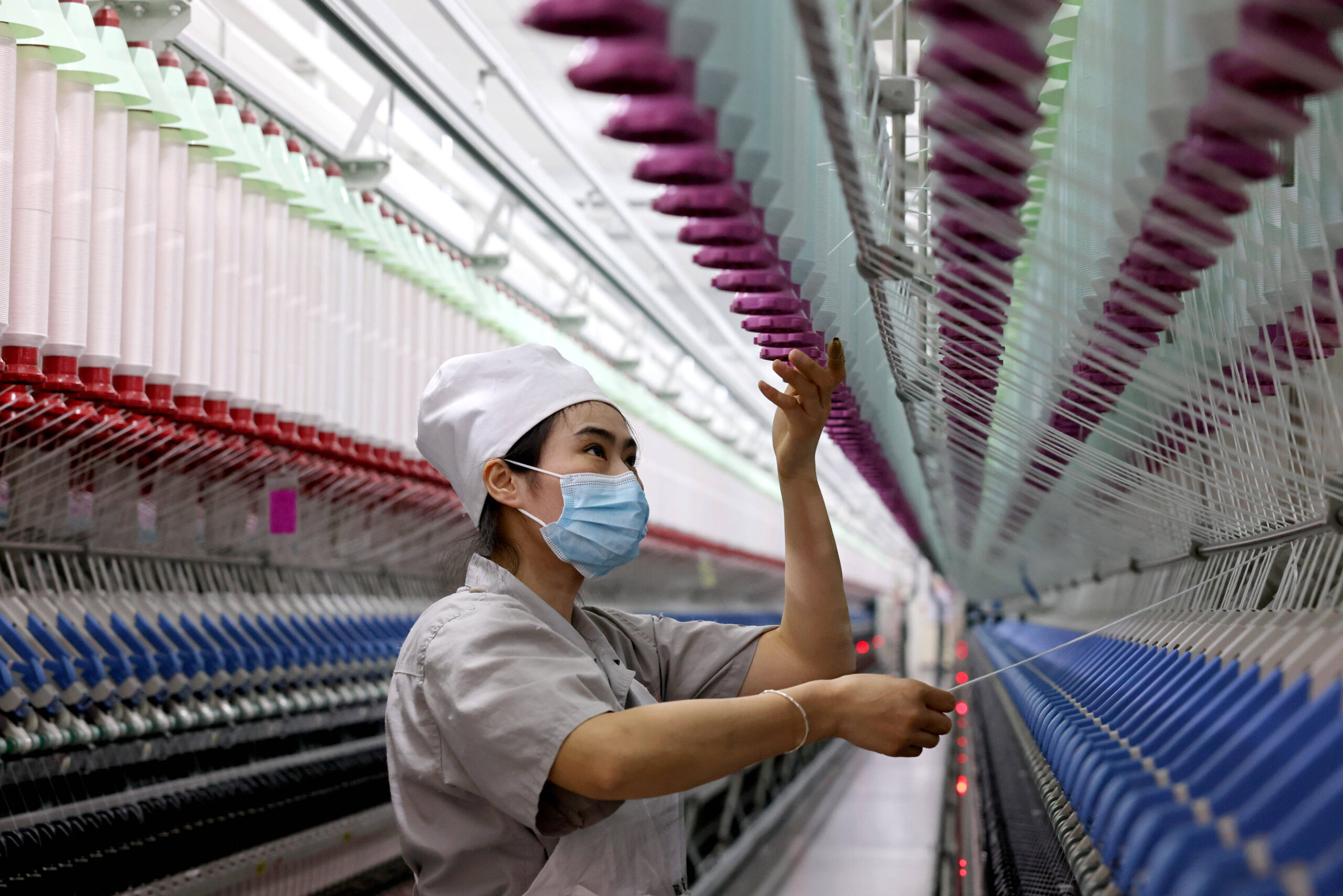 Une ouvrière fabrique du fil dans un atelier de la zone de développement économique de Zaozhuang, dans la province chinoise du Shandong, le 20 octobre 2025. © CFOTO/Sipa USA