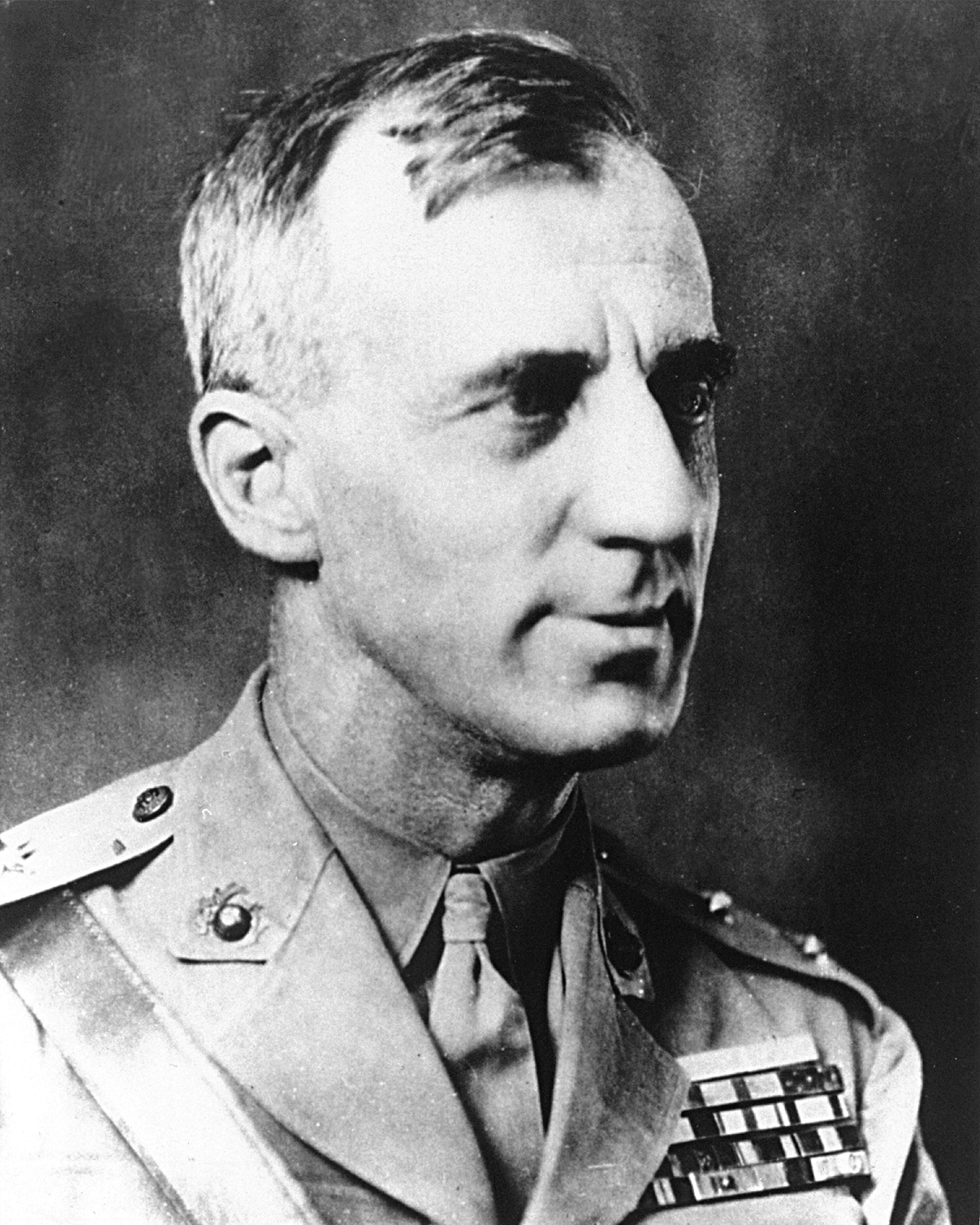 Smedley D. Butler (1881-1940), général du Corps des Marines et double récipiendaire de la Medal of Honor, est devenu l’une des figures les plus marquantes de l’antimilitarisme américain. Après une carrière militaire exceptionnelle dans les interventions extérieures des États-Unis, il dénonça publiquement le « racket de la guerre » et joua un rôle clé dans la révélation du « Business Plot ». Son nom reste aujourd'hui associé aux critiques de l’impérialisme américain et du complexe militaro-industriel.