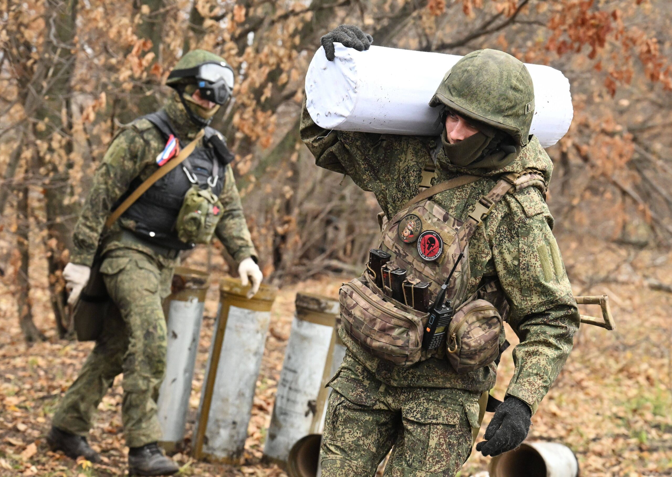 Un militaire russe du groupe de forces Zapad (Ouest) transporte un obus pour un obusier automoteur 2S7 Pion sur une position de combat dans le secteur de Kharkov, sur la ligne de front, le 6 novembre 2025. © Stanislav Krasilnikov/SPU/SIPA