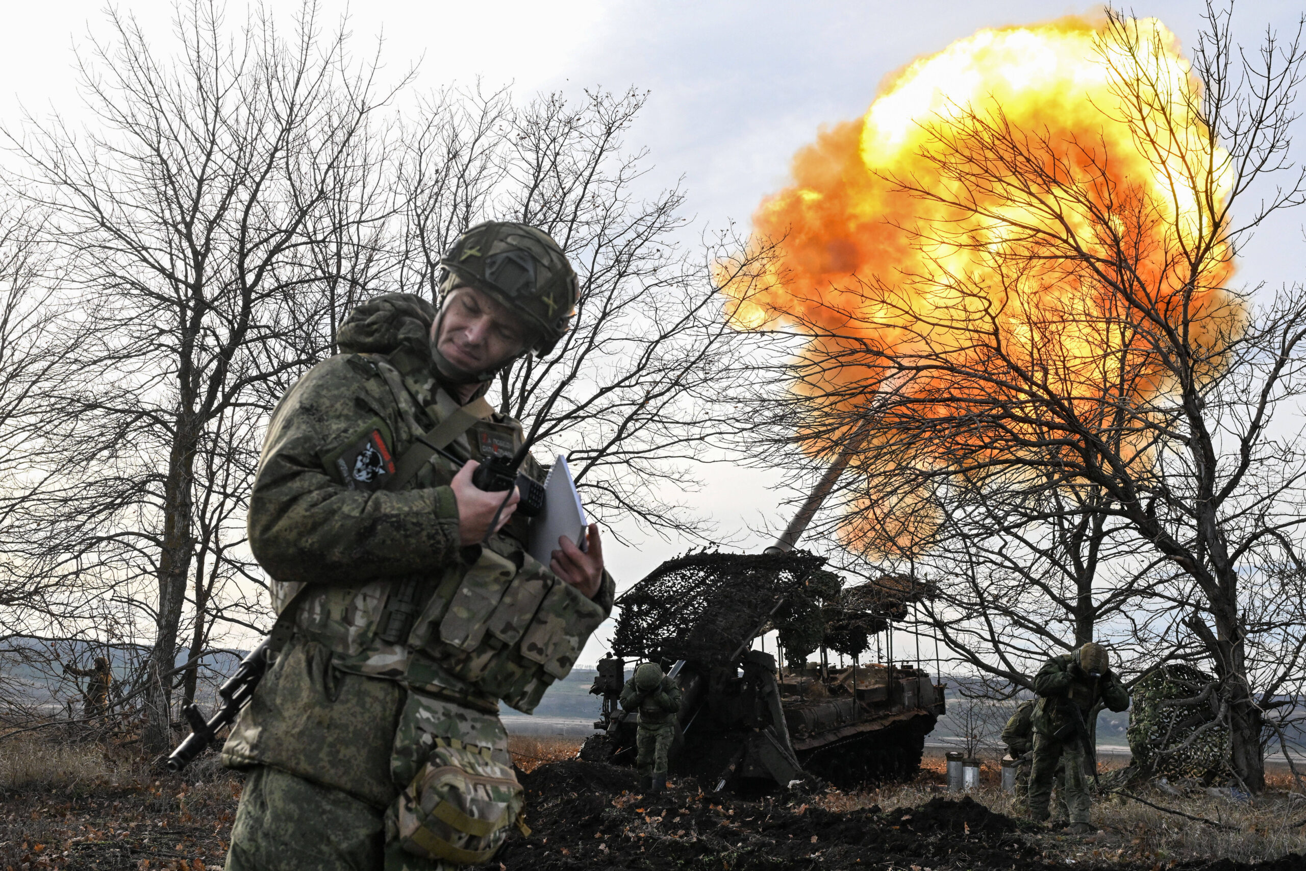 Des militaires russes de la 45e brigade d'artillerie lourde du groupe de forces Zapad (Ouest) tirent avec un canon automoteur 2S7 Pion depuis une position dans le secteur de Kupyansk, sur la ligne de front. © Sergey Bobylev/SPUTNIK/SP/SIPA