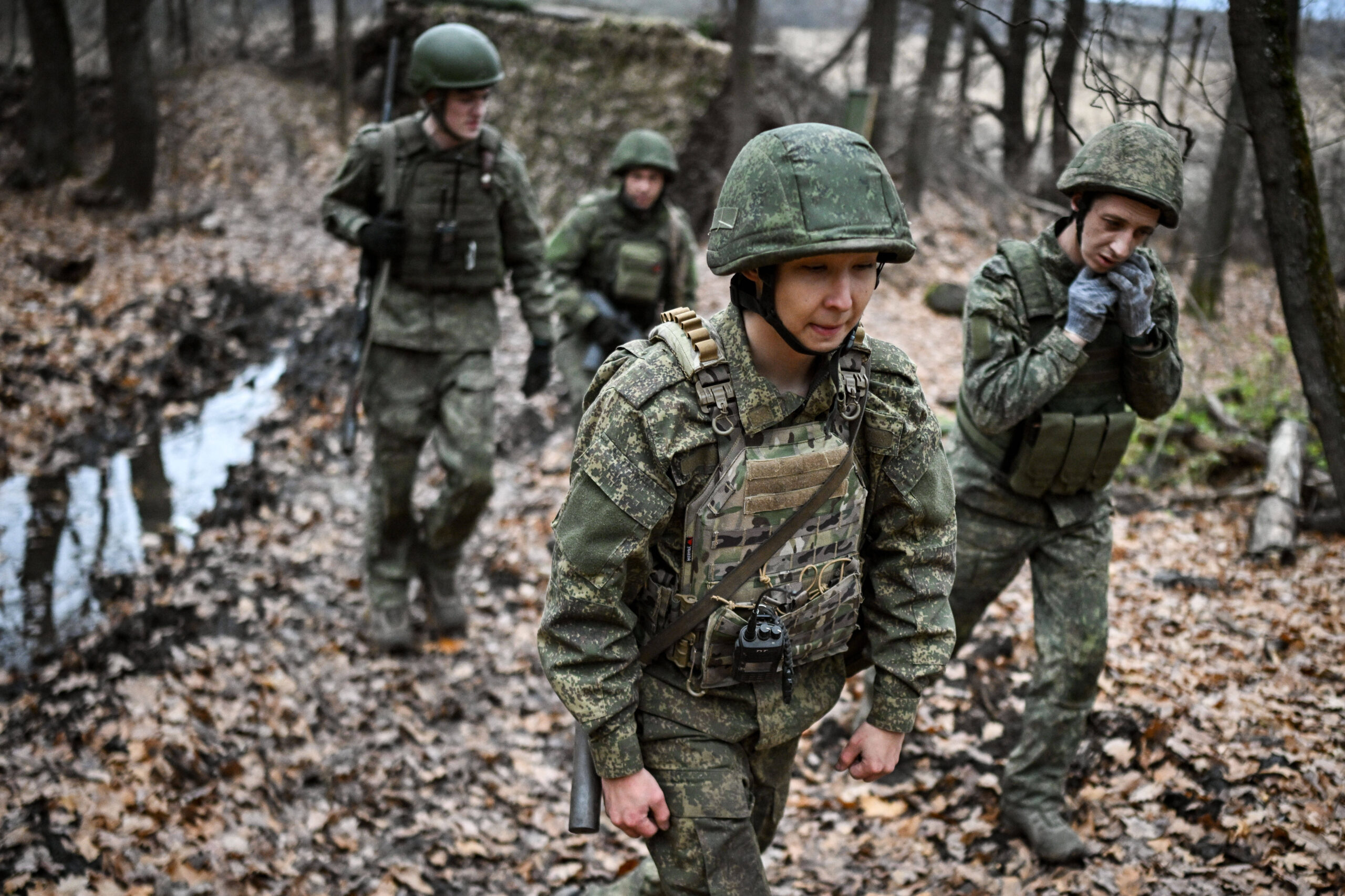 Des militaires russes du groupe de forces Zapad (Ouest) servant un obusier automoteur 2S19 Msta-S sont visibles à un poste dans le secteur de Kupyansk de la ligne de front, le 16 novembre 2025. © Sergey Bobylev/SPUTNIK/SIPA 