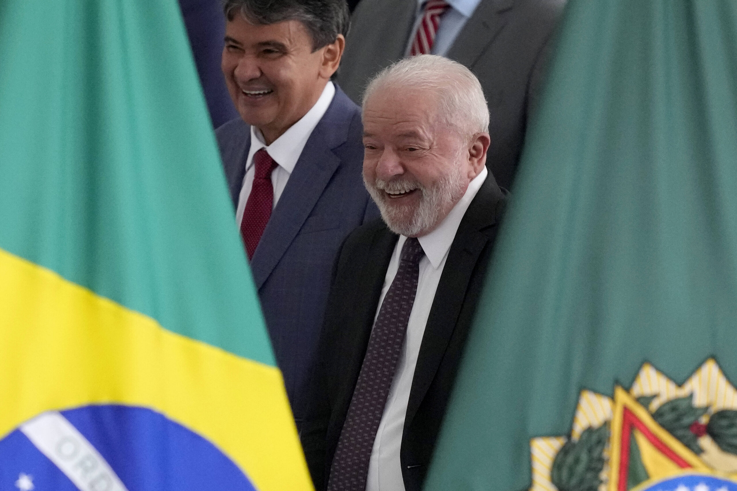 Lula et Wellington Dias lors d'une cérémonie de relance du programme Bolsa Familiaau palais Planalto, à Brasilia, au Brésil, le jeudi 2 mars 2023. La Bolsa Familia est un programme de transfert monétaire qui vise à aider les familles vivant dans la pauvreté. © Eraldo Peres
