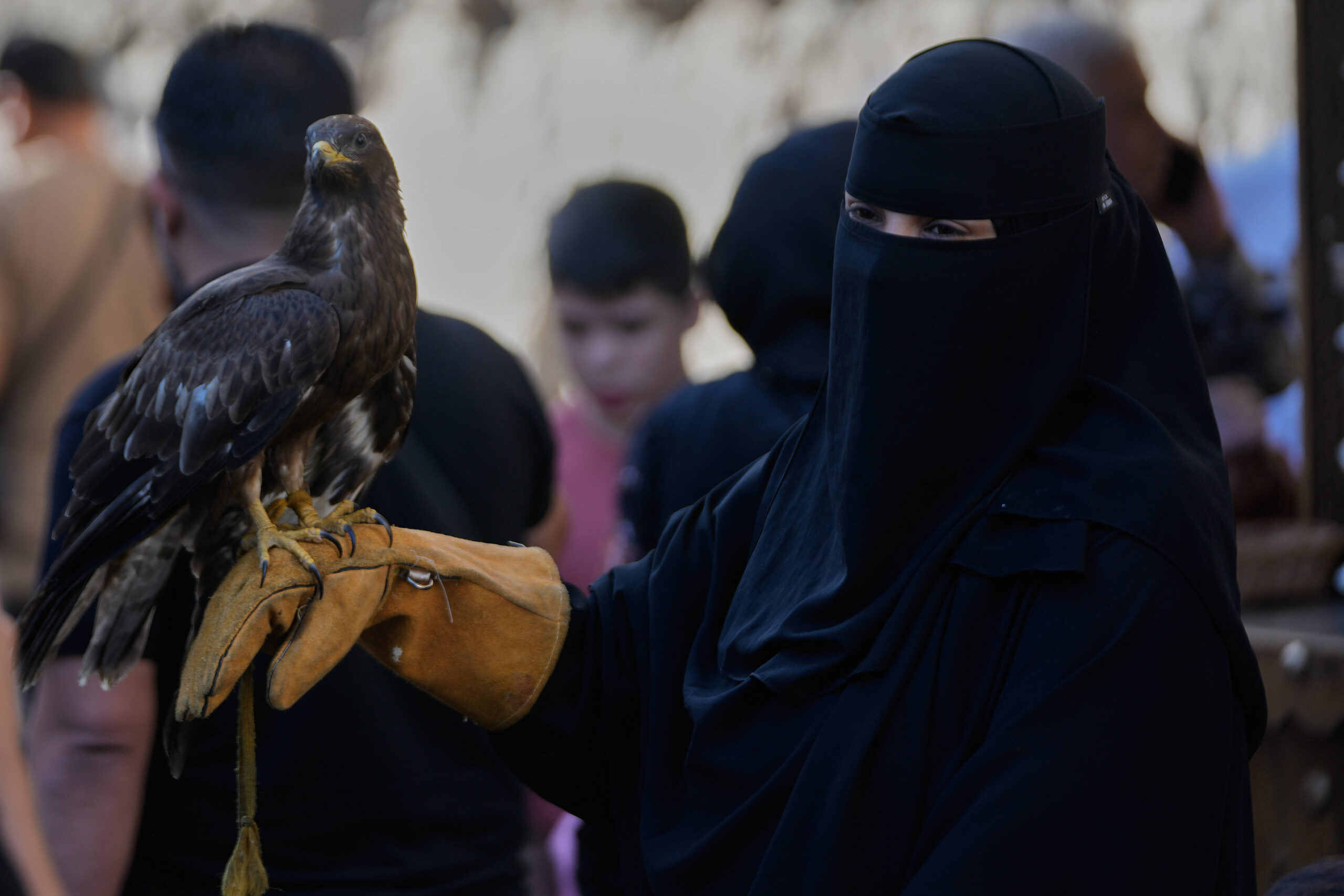 Une femme tient un faucon dans la vieille ville de Damas, en Syrie, le jeudi 2 octobre 2025. © AP Photo/Hussein Malla