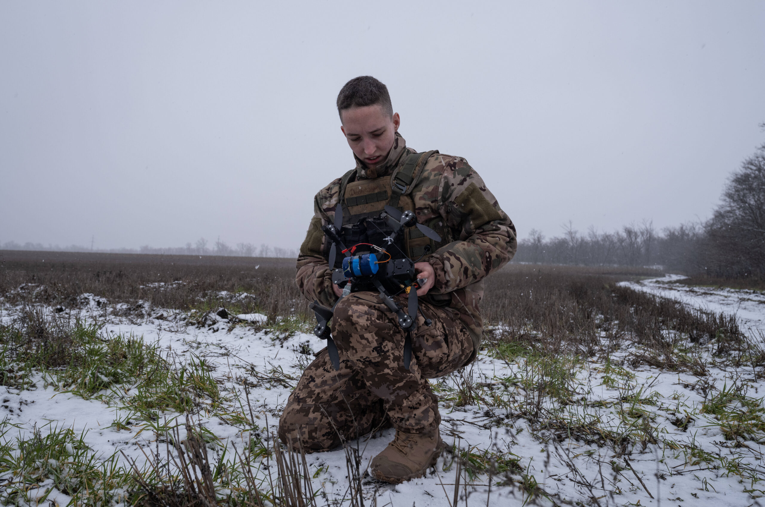 Une soldate ukrainienne, Iryna, nom de code « Joker », prépare un drone FPV pour tirer sur les positions russes depuis son poste près de Kostyantynivka, dans la région de Donetsk, le 16 décembre 2025. © Iryna Rybakova/93e brigade mécanisée ukrainienne via AP 