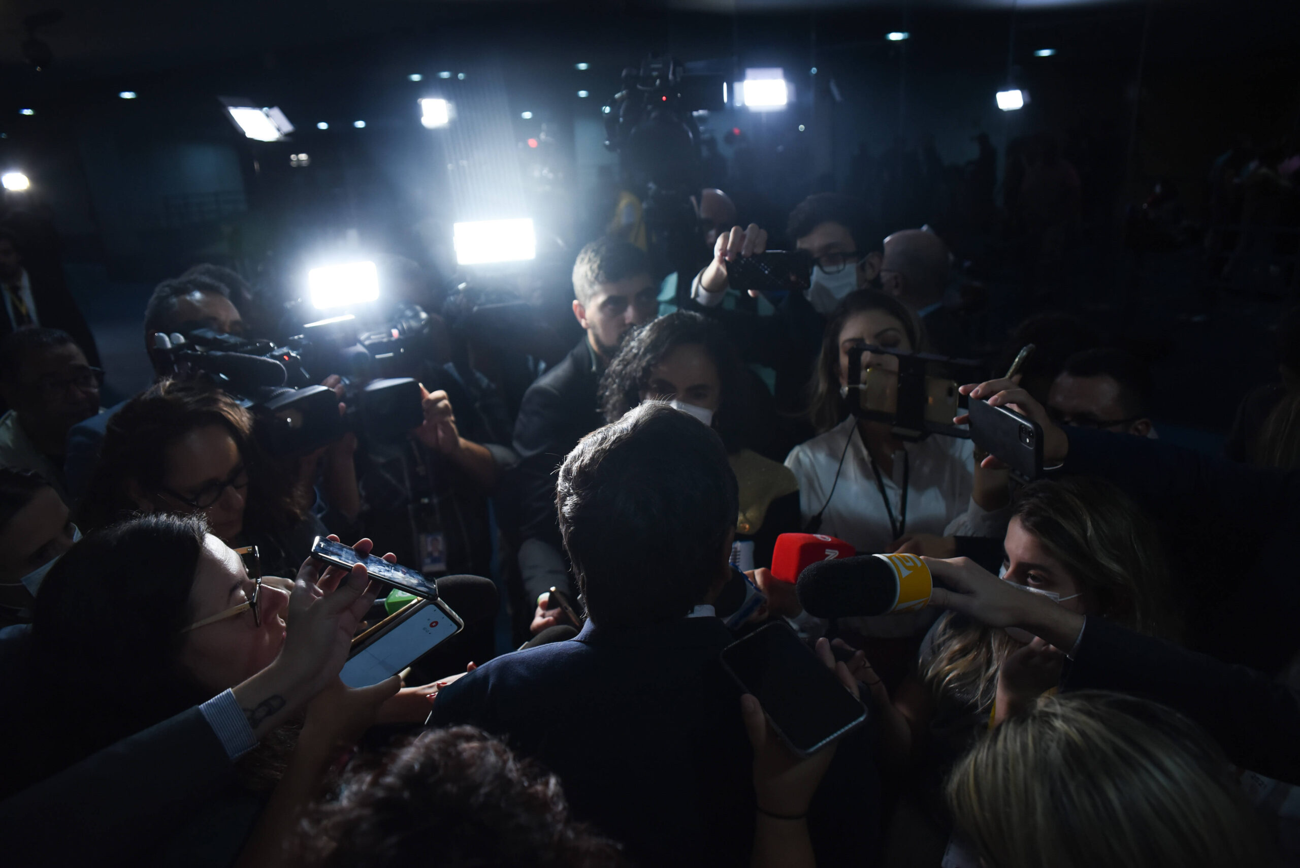 Wellington Dias, alors sénateur, le mercredi 16 novembre alors que le vice-président élu Geraldo Alckmin remet au Sénat un texte de loi. © Ton Molina