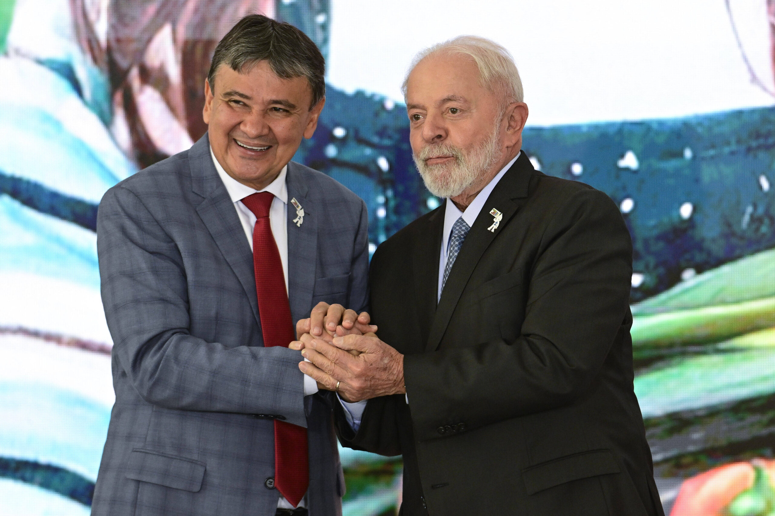 Le président de la République du Brésil, Luiz Inacio Lula da Silva, accompagné du ministre du Développement social, Jose Wellington Barroso de Araujo Dias, lors de la cérémonie d'ouverture de la première réunion plénière ordinaire du Conseil national de la sécurité alimentaire le mardi 5 mars 2025. © Mateus Bonomi