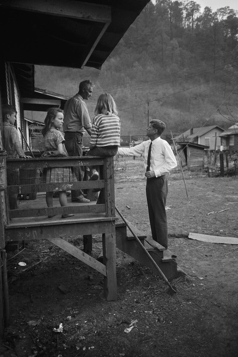 John F. Kennedy en campagne présidentielle en Virginie occidentale en 1960. 