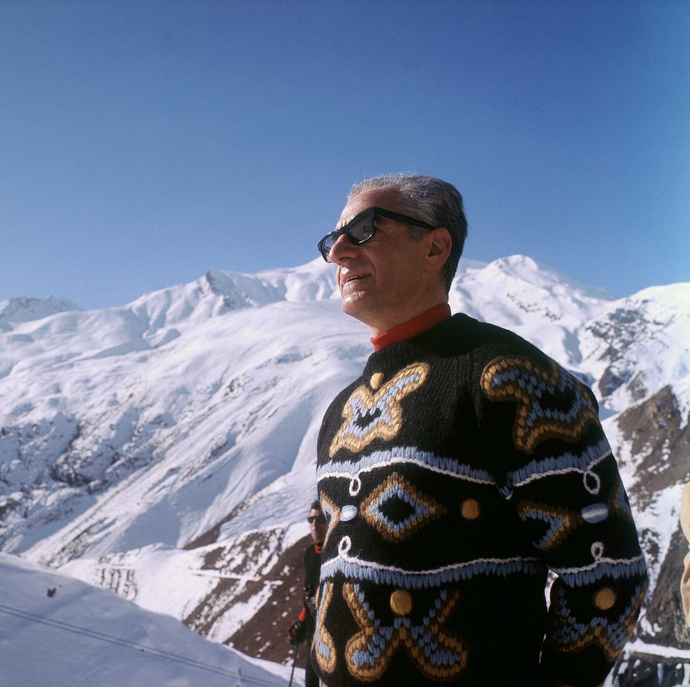 Le Shah d'Iran, père de Reza Pahlavi, aux sports d'hiver dans les années 1970. © SIPA