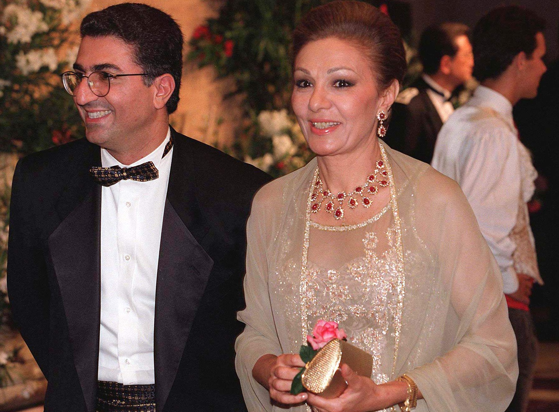 Farah et son fils Rez Pahlavi à la réception du «Bal de la Croix-Rouge» en 1997 à Monaco. © Villard/SIPA