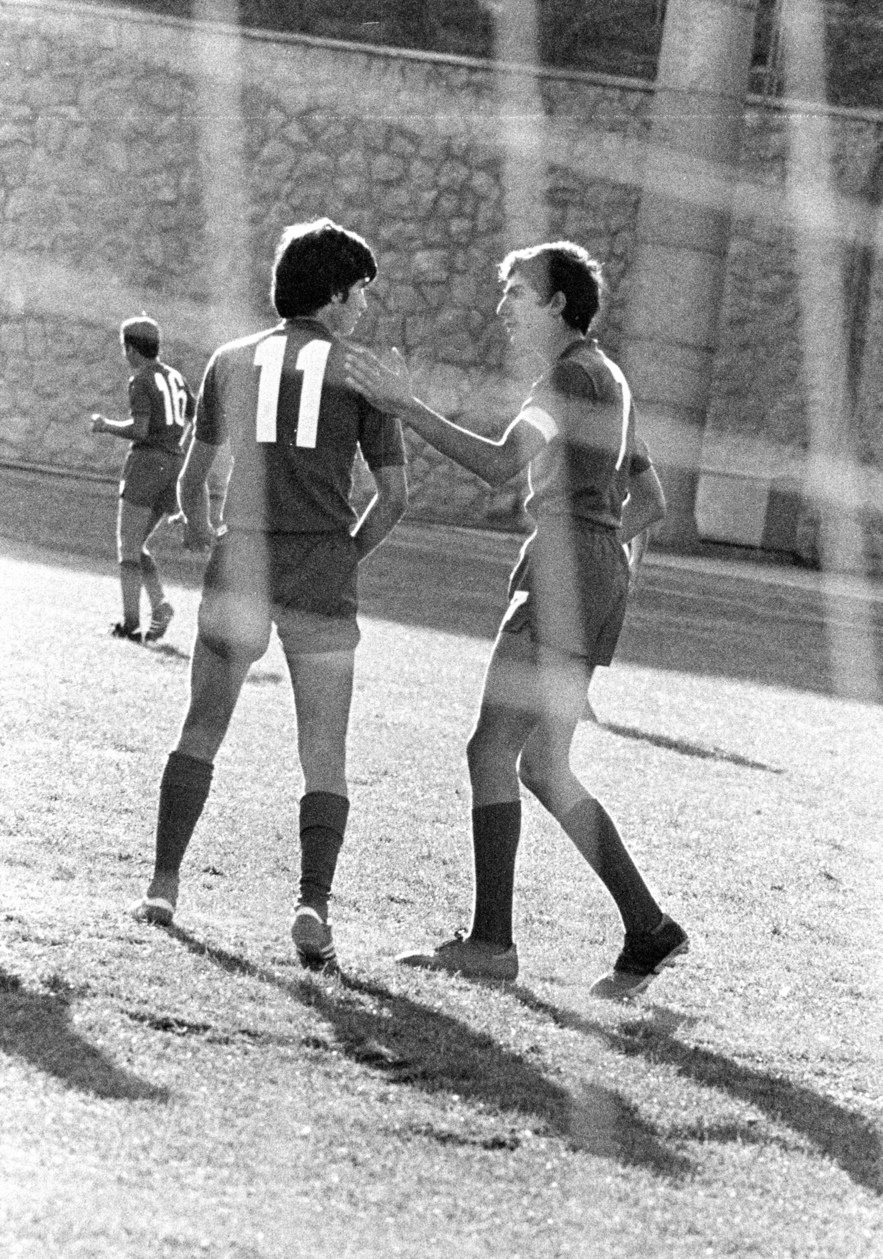 Le prince héritier Reza Pahlavi jouant au football à Téhéran au milieu des années 1970. © SIPA