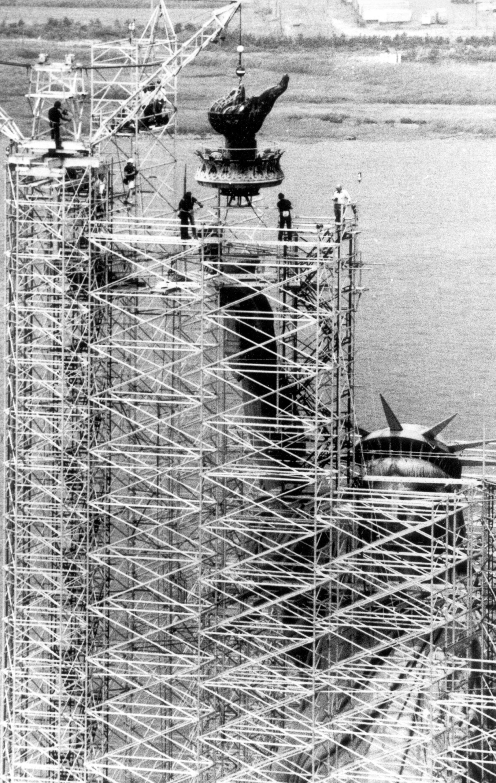 Vue de l'échafaudage servant à l'enlèvement de l'ancienne torche de la statue de la Liberté, au-dessus du port de Nexw York. © AP Photo/Dave Pickoff