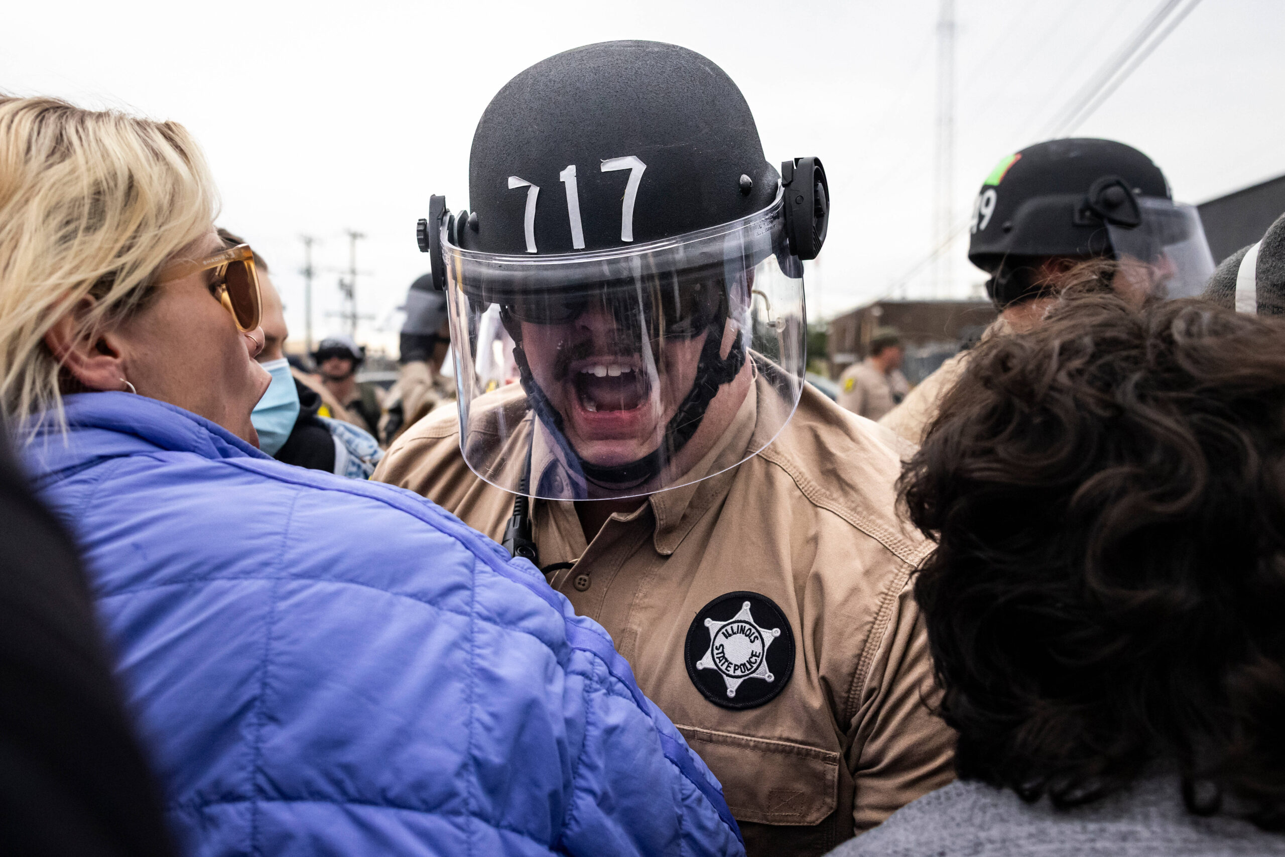 «Dans ce centre, il y a deux pièces. L'une peut accueillir une cinquantaine d'hommes, l'autre une cinquantaine de femmes — pas de lits, pas de chaises, un sol en béton.» (image © Ashlee Rezin/Chicago Sun-Times via AP)