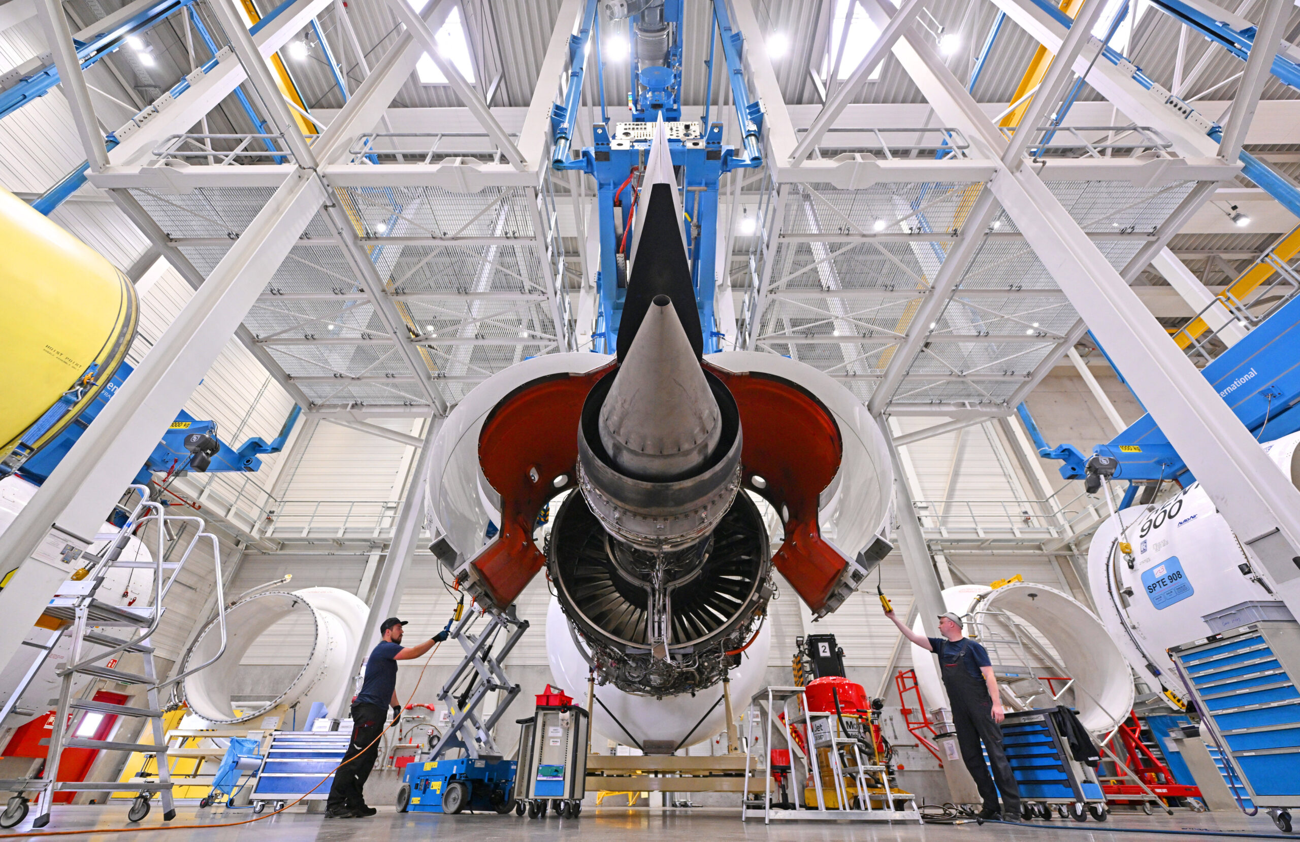 À Arnstadt, en Thuringe, des ouvriers employés travaillent sur un moteur Trent XWB destiné à l'Airbus A350 dans un atelier de N3 Engine Overhaul Services. © Martin Schutt