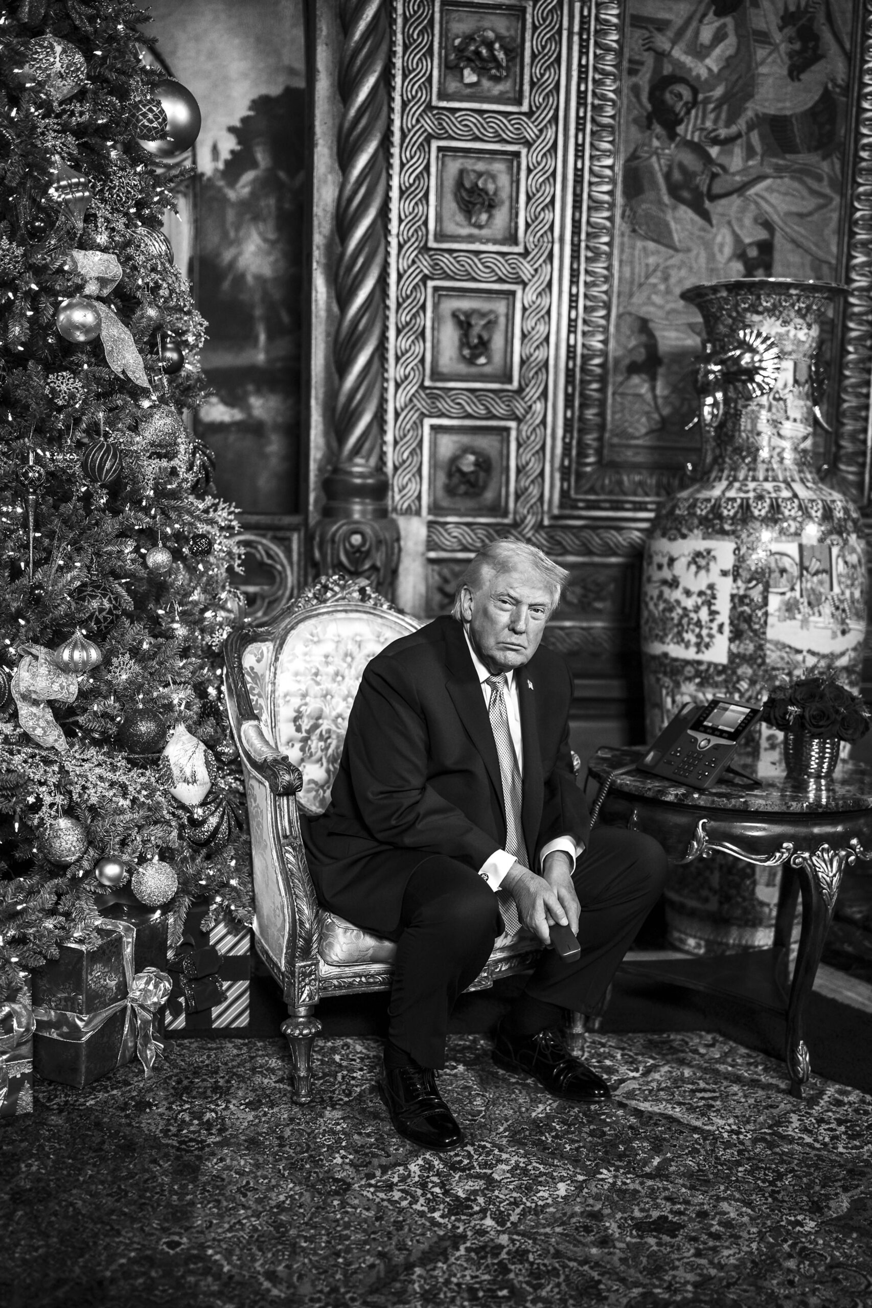 Donald Trump attendant des appels d'enfants le 24 décembre 2025 dans sa résidence de Floride à Mar-a-Lago. © Daniel Torok/White House