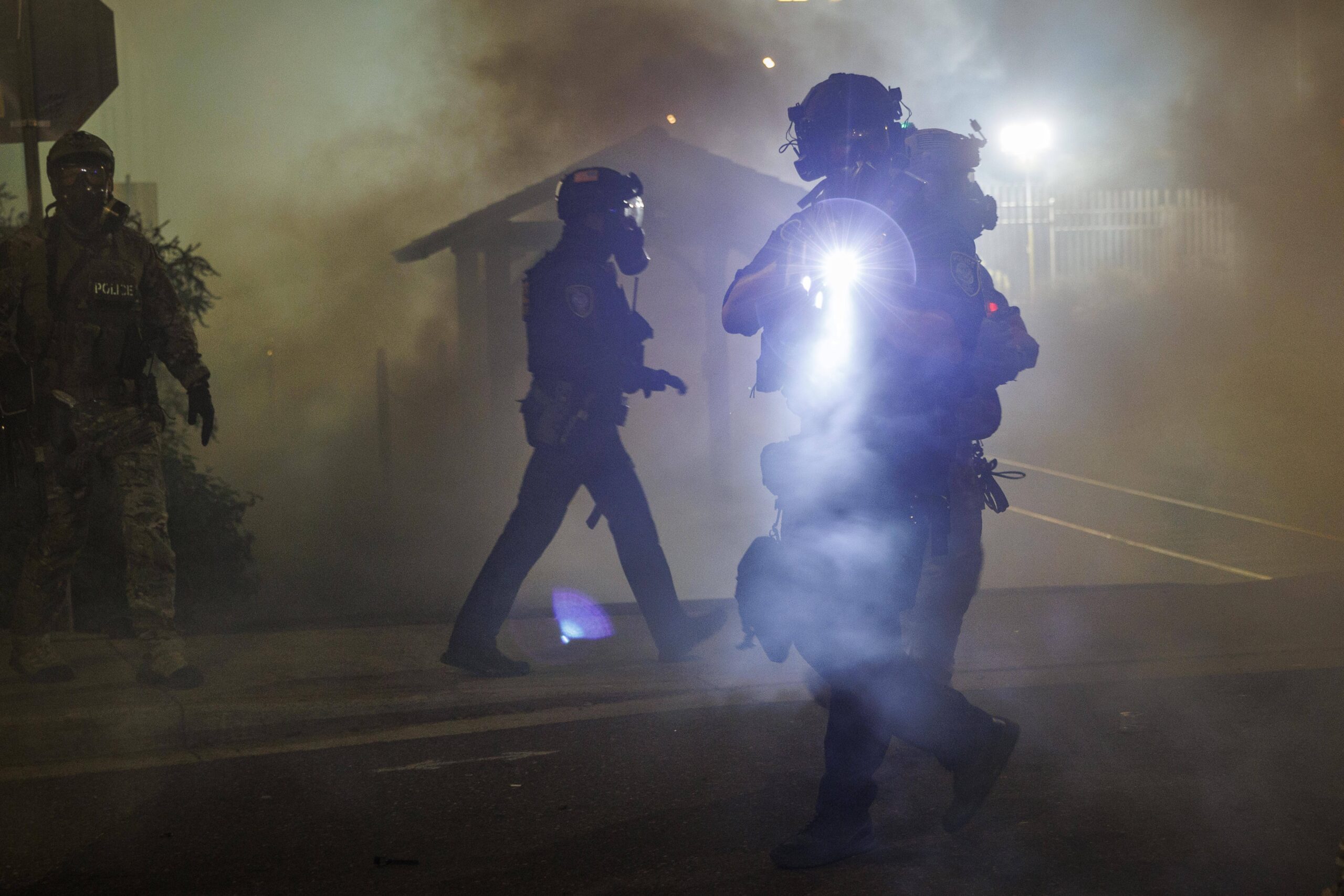 La police du département de la Sécurité intérieure tire des gaz lacrymogènes sur les manifestants près du siège de l'ICE à Portland, le 16 août 2016. © John Rudoff/Sipa USA