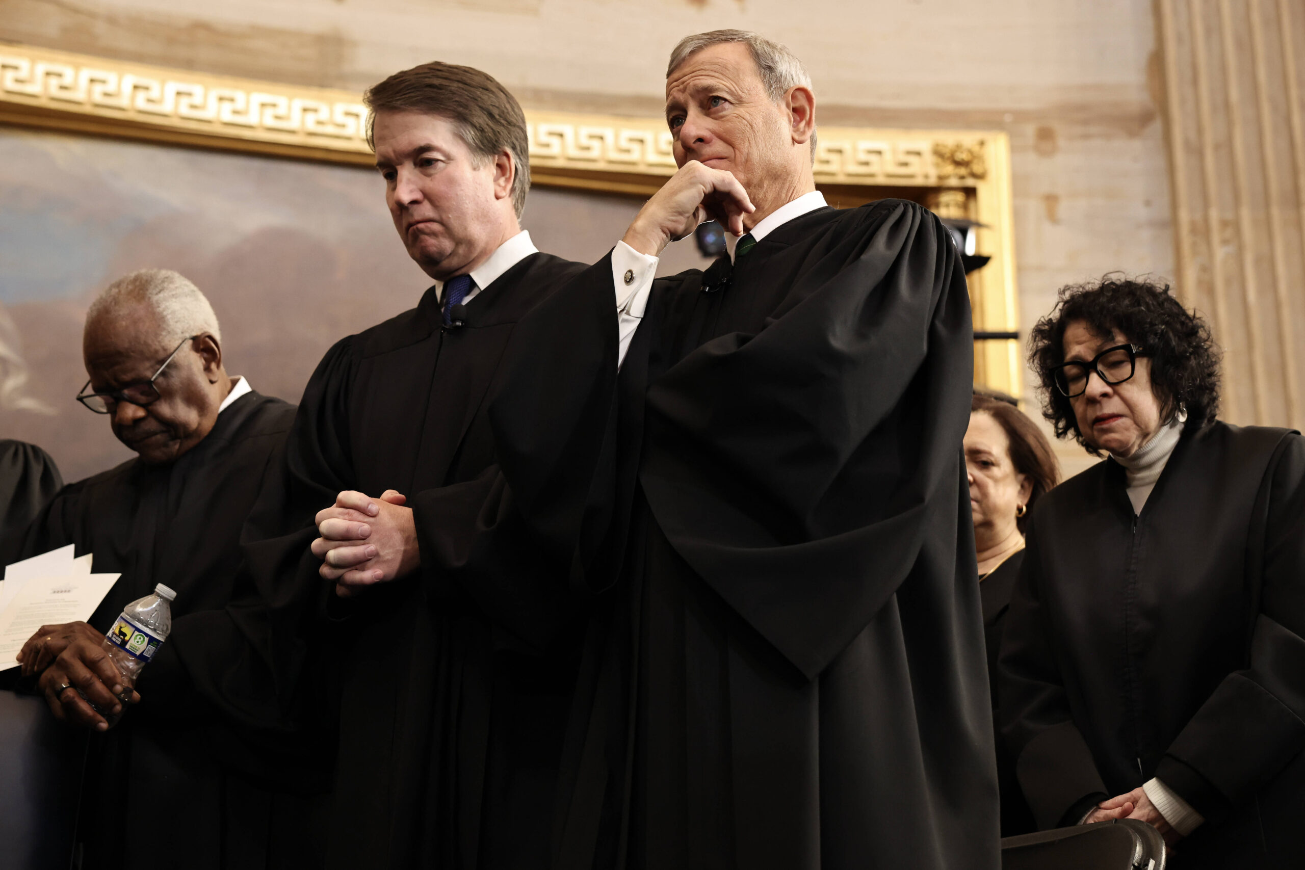 De gauche à droite, les juges de la Cour suprême des États-Unis Clarence Thomas et Brett Kavanaugh, John Roberts et Sonia Sotomayor  pendant la cérémonie d'investiture de Trump. © Chip Somodevilla/Getty Images