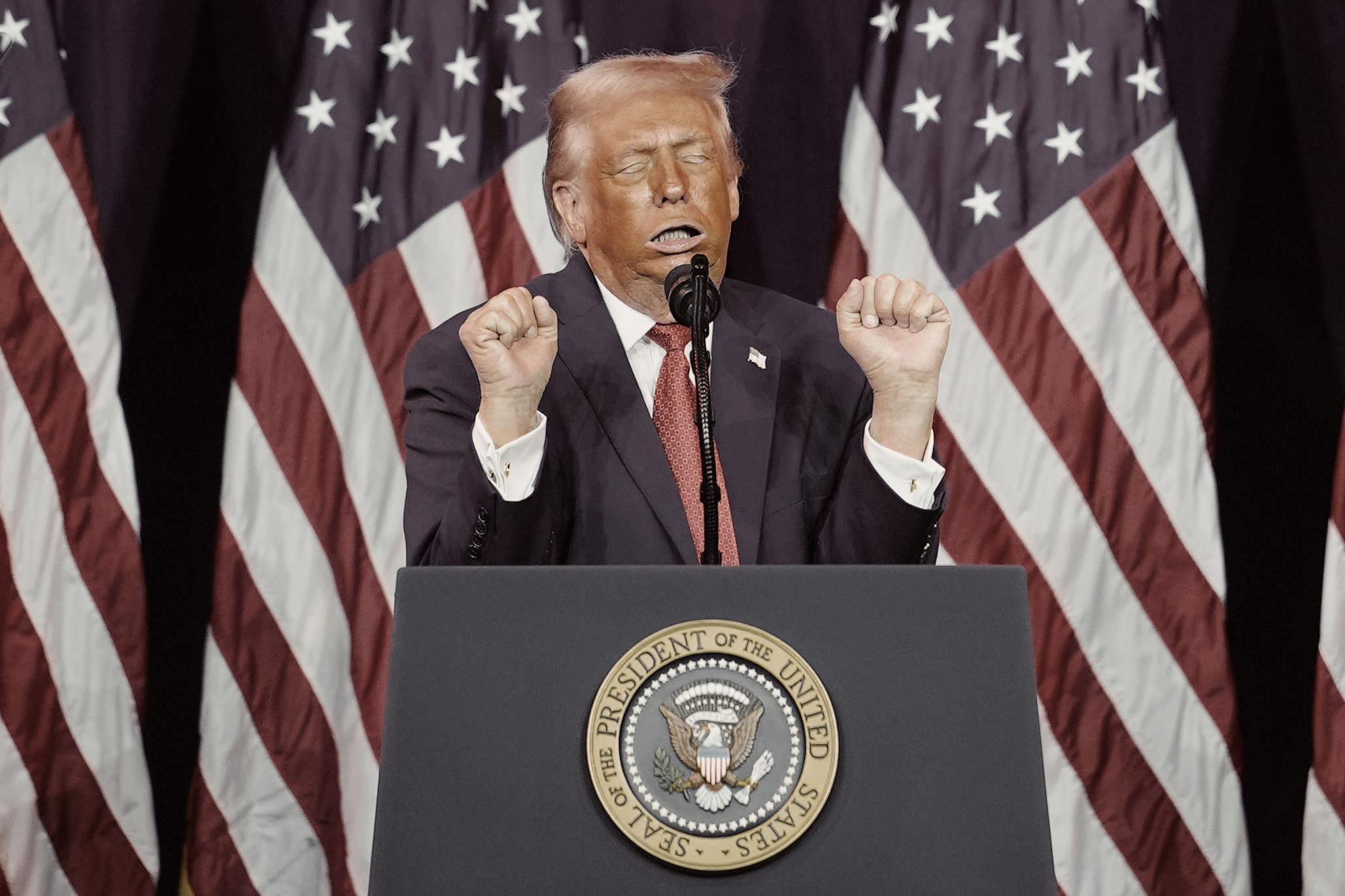 «L’action politique de Trump nous contraint à vivre dans une réalité bien étrange : celle du délire logique du dirigeant le plus puissant de la planète.» (Image © Evan Vucci)