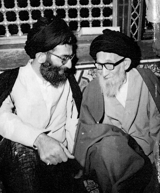 Ali Khamenei avec son père, Seyed Javad Khamenei, un clerc religieux réputé de Mashhad après la révolution.