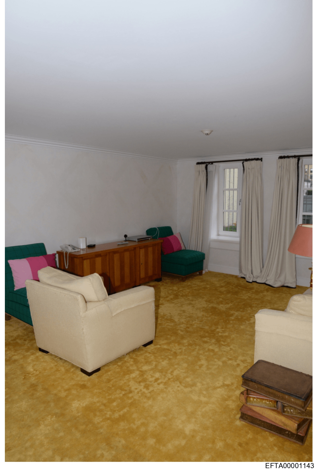 «Salon aux fauteuils verts / Green lounge room» Manhattan, New York Photographie numérique (prise de vue judiciaire)