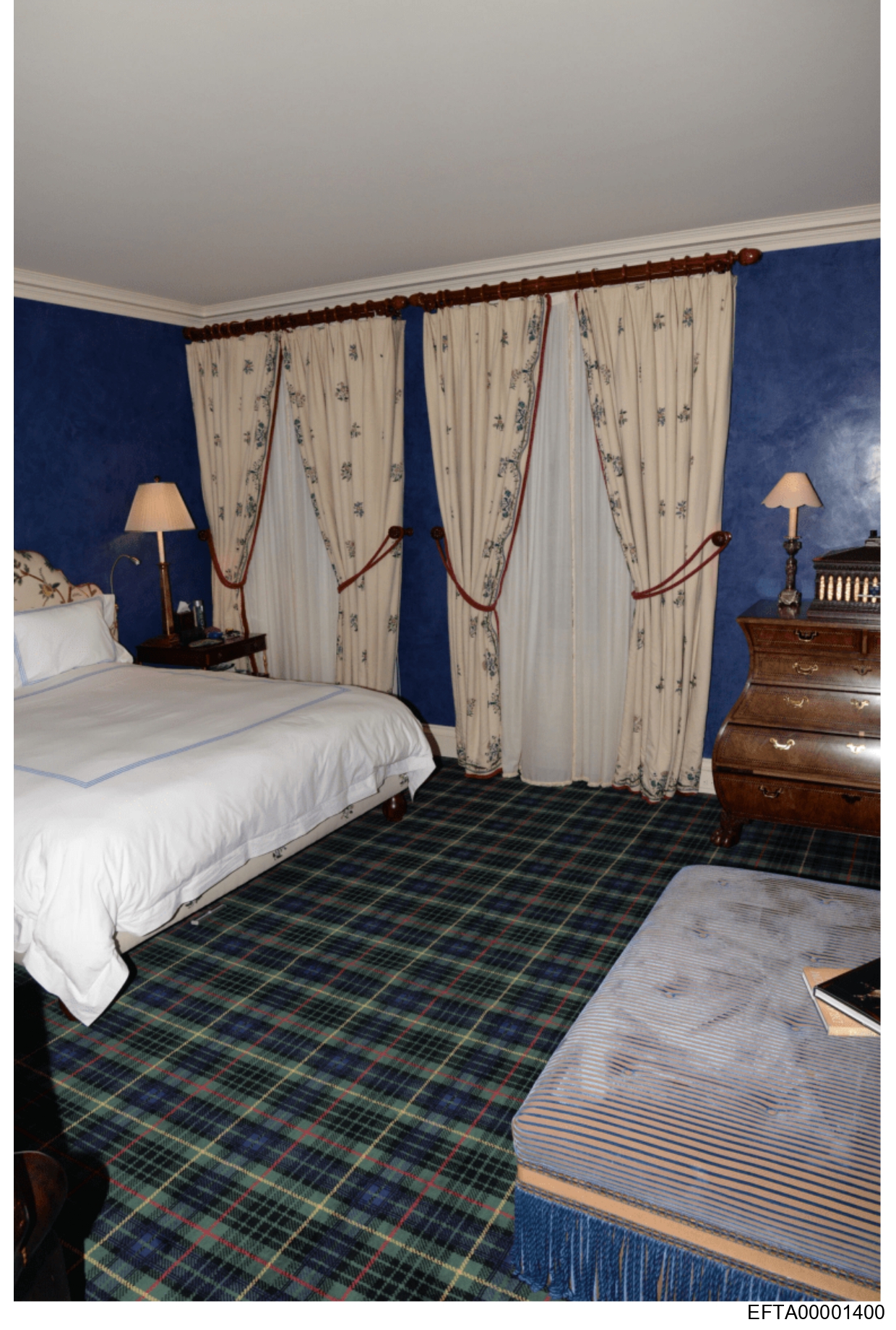 «Chambre bleue à carreaux / Blue tartan bedroom» Manhattan, New York Photographie numérique (prise de vue judiciaire), EFTA00001400