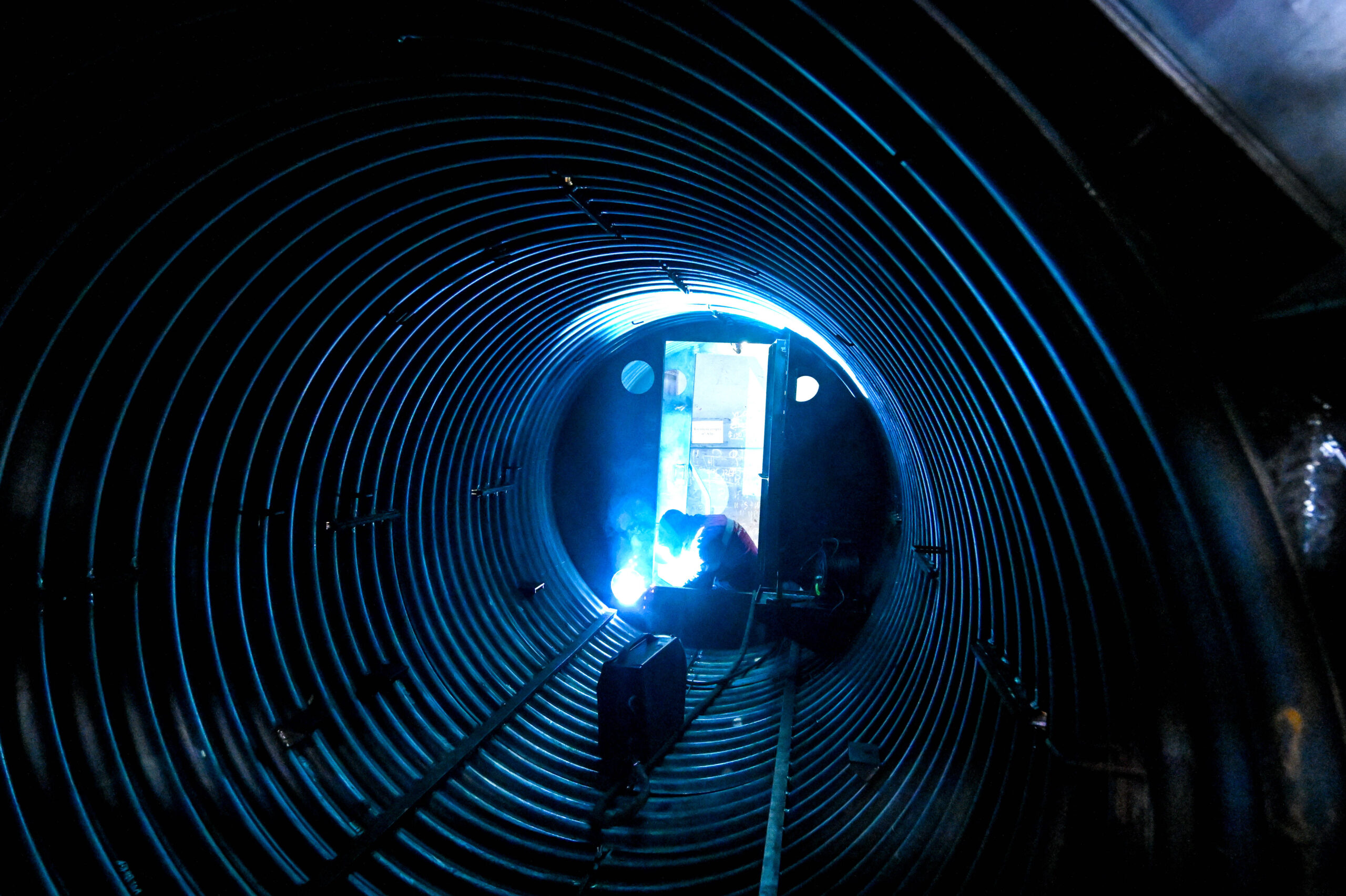 En Ukraine, une usine produit des structures innovante pour la construction d'un hôpital souterrain en Ukraine, à proximité de la ligne de front. © Dmytro Smolienko/Ukrinform